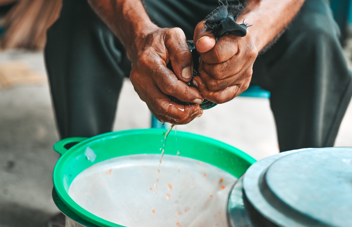 މުހައްމަދު ކަށިކޭލު ހަކުރު ތައްޔާރުކުރަން ކަށިކެޔޮ މަޑުކުރުމަށް ފަހު އޭގެ ދިޔަ ފެލަނީ.-- ފޮޓޯ: ފަޔާޒް މޫސާ | މިހާރު