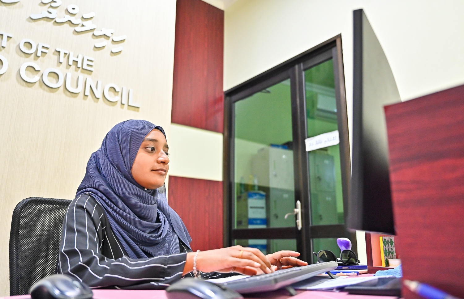 ނަޝްވާ، ކައުންސިލް އިދާރާގައި މަސައްކަތްކުރަނީ.-- ފޮޓޯ: ފަޔާޒު މޫސާ/ މިހާރު