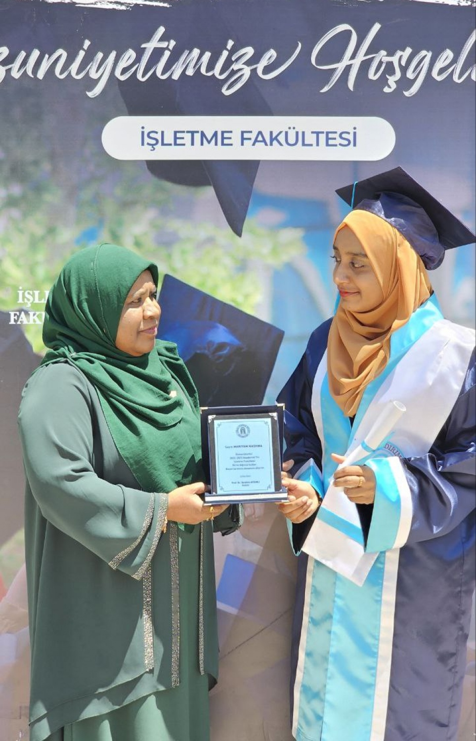 ނަޝްވާ، ޑިގްރީގެ ގްރެޖުއޭޝަނަށްފަހު އޭނާގެ މަންމައާއެކު.