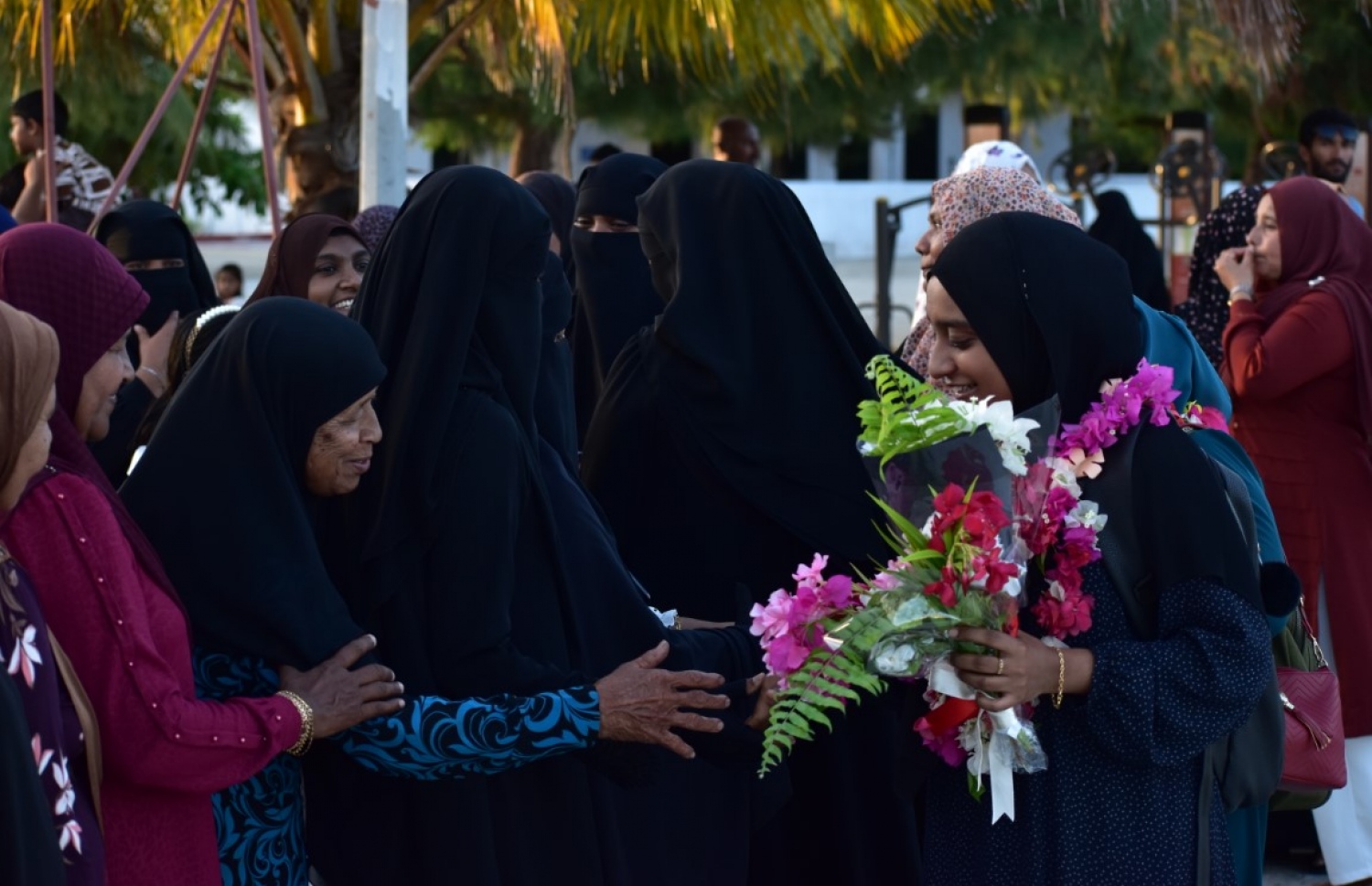 ތުރުކީގައި ނަޝްވާ ހެދި ކޯހުން އެއްވަނަ ހޯދައިގެން އަނބުރާ ރަށަށް ދިއުމުން، ރަށުގެ އާއްމުން އޭނާއަށް މަރުހަބާ ކިޔަނީ.-- ފޮޓޯ: ހިރިލަންދޫ ކައުންސިލް