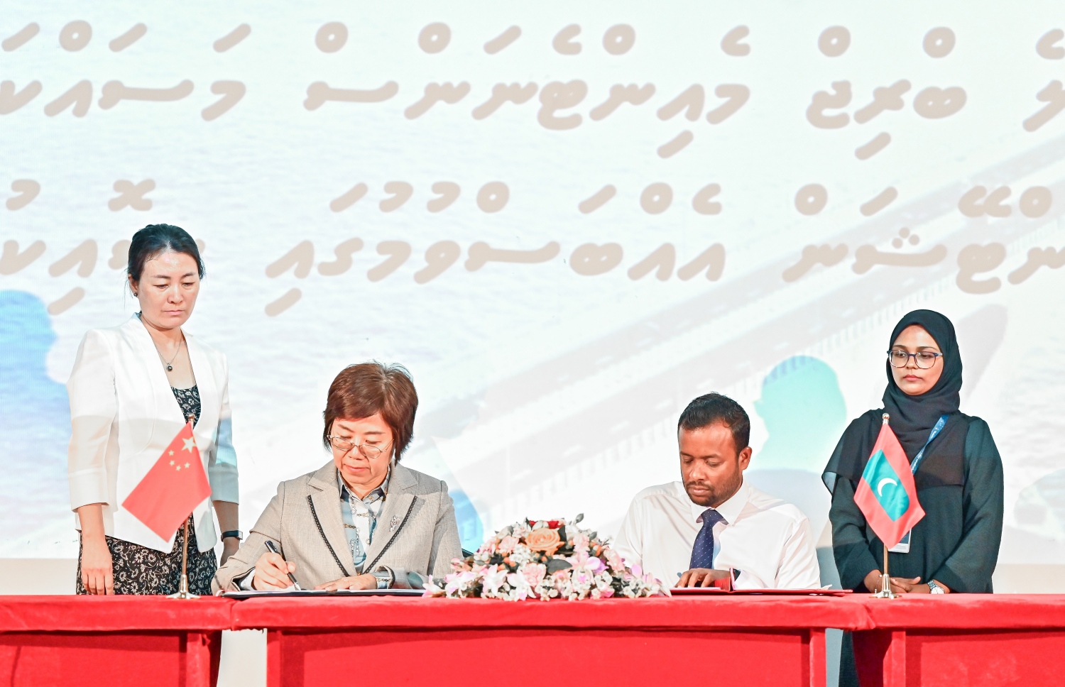 ސިނަމާލެ ބްރިޖުގެ މެއިންޓެނަންސްގެ މަސައްކަތް އިތުރު ތިން އަހަރަށް ޗައިނާ އިން ހިލޭ ކޮށްދިނުމަށްވި އެއްބަސްވުމުގައި ރާއްޖެ އާއި ޗައިނާ ސަރުކާރުން ސޮއިކުރަނީ.-- ފޮޓޯ: ފަޔާޒް މޫސާ/ މިހާރު