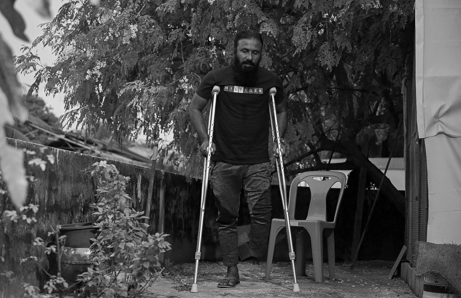 އެކްސިޑެންޓެއްގައި ފައި ބުރިކޮށްލަން ޖެހުމުން އިބްރާހިމް މުހައްމަދުގެ ދިރިއުޅުން ހުއްޓުނަސް އޭނާގެ އަޒުމަކީ އަލުން މަސައްކަތަށް ނުކުމެ އާއިލާ ގޮވައިގެން އުޅުން. -- ފޮޓޯ: ފަޔާޒް މޫސާ | މިހާރު