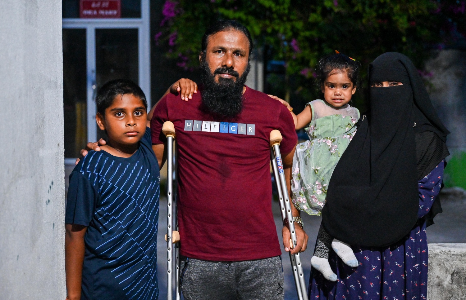 އިބްރާހިމް މުހައްމަދު އޭނާގެ އަނބިމީހާ އާއި ދެ ދަރިންނާ އެކު: އޭނާ ބޭނުންވަނީ އަލުން ތެދުވެ އަމިއްލަ މަސައްކަތުން އާއިލާ ބަލަހައްޓަން. -- ފޮޓޯ: ފަޔާޒް މޫސާ | މިހާރު