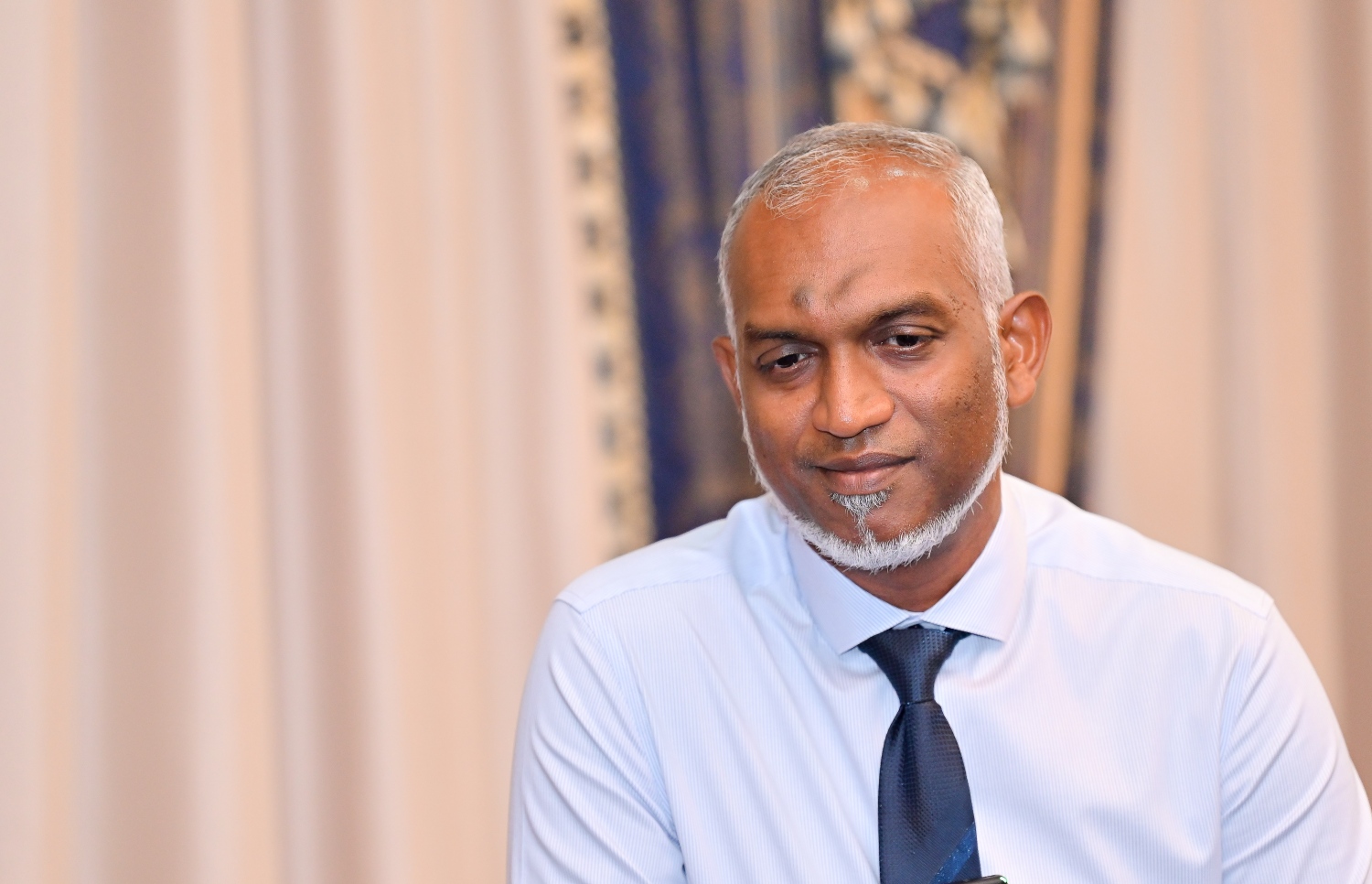 ރައީސް މުއިއްޒު މިދިޔަ ހަފުތާގެ ބުދަ ދުވަހު "މިހާރު" ގެ ނޫސްވެރިންގެ ސުވާލުތައް އަޑުއައްސަވަނީ.---ފޮޓޯ: ނިޝާން އަލީ| މިހާރު