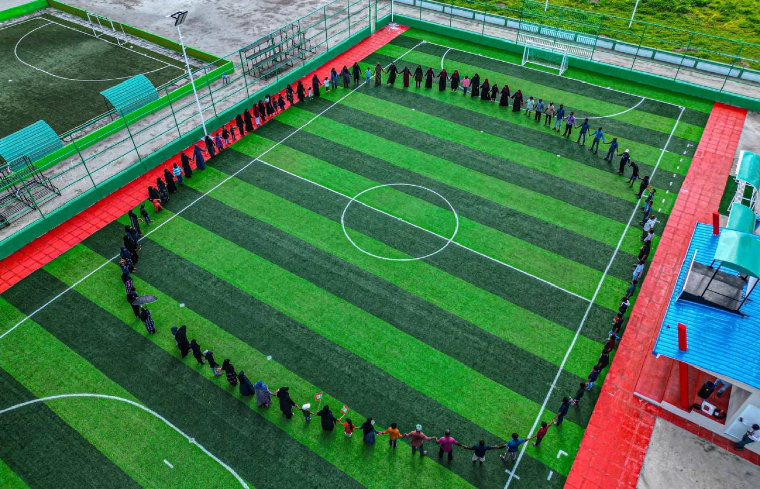 މިދިޔަ އަހަރުގެ ގައުމީ އެއްބައިވަންތަކަމުގެ ދުވަހު ގޮއިދޫ ރައްޔިތުން ދަނޑުގައި. -- ފޮޓޯ: ކައުންސިލް