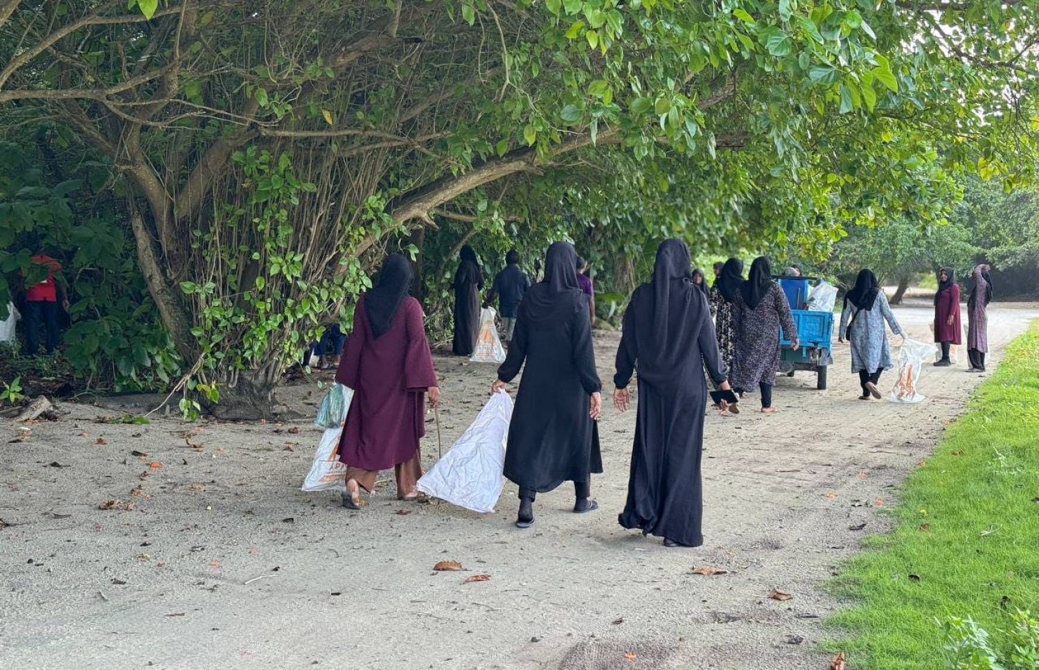 ރައްޔިތުން ނުކުމެ ގޮއިދޫ ސާފުކުރަނީ. -- ފޮޓޯ: ކައުންސިލް