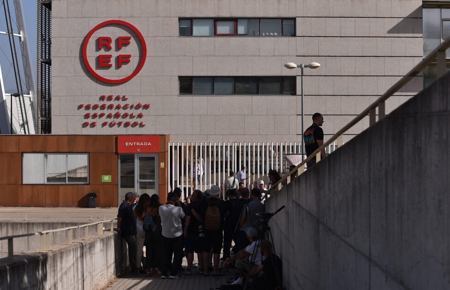 ސްޕޭނުގެ އެފްއޭގައި ފުލުހުން ހަރަކާތްތެރިވަމުން ދަނިކޮށް ނޫސްވެރިން އެ މަންޒަރު ކަވަރު ކުރަނީ