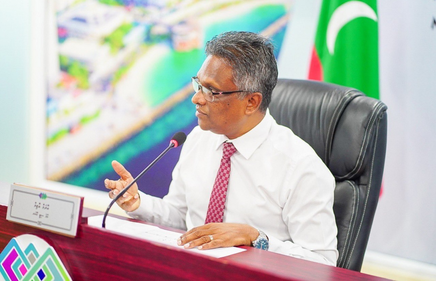 މާލޭ މޭޔަރު އާދަމް އާޒިމް، ސިޓީ ކައުންސިލްގެ ޖަލްސާއެއްގައި.-- ފޮޓޯ: މާލެ ސިޓީ ކައުންސިލް