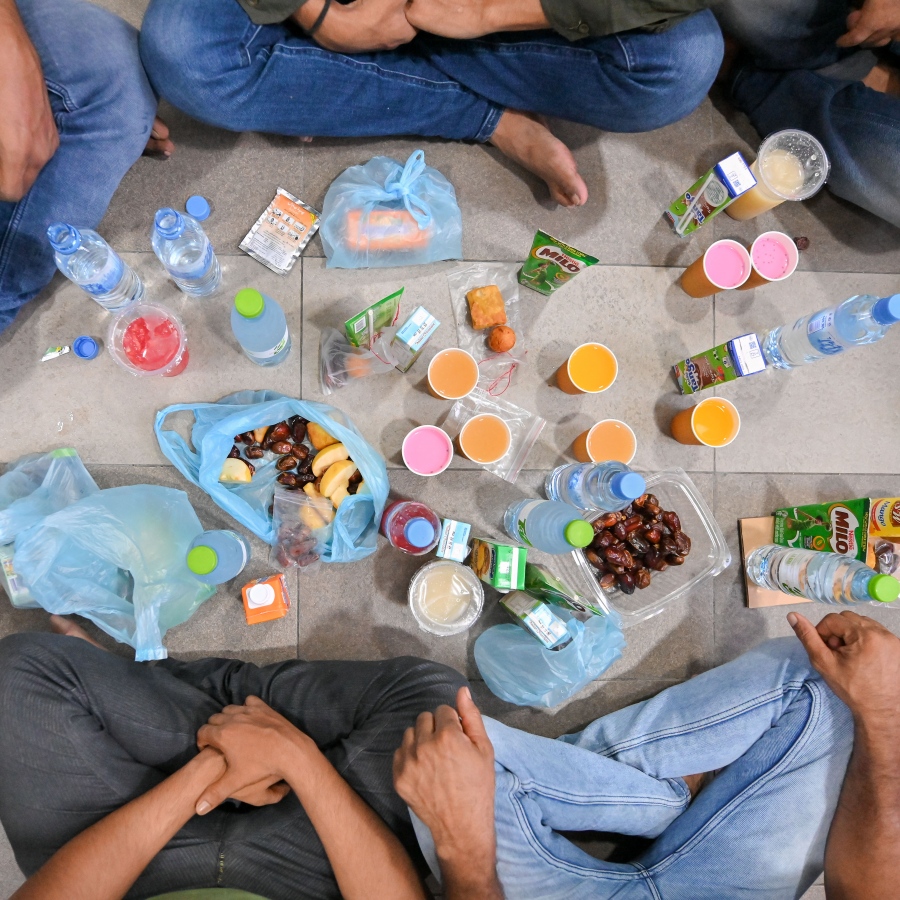 ބިދޭސީން ރޯދަ ވީއްލަން ކާއްޗެހި ނަގައިގެން ބަންގި ގޮވާނެ ވަގުތަކަށް މަޑުކޮށްލައިގެން.-- -- ފޮޓޯ: ނިޝާން އަލީ | މިހާރު