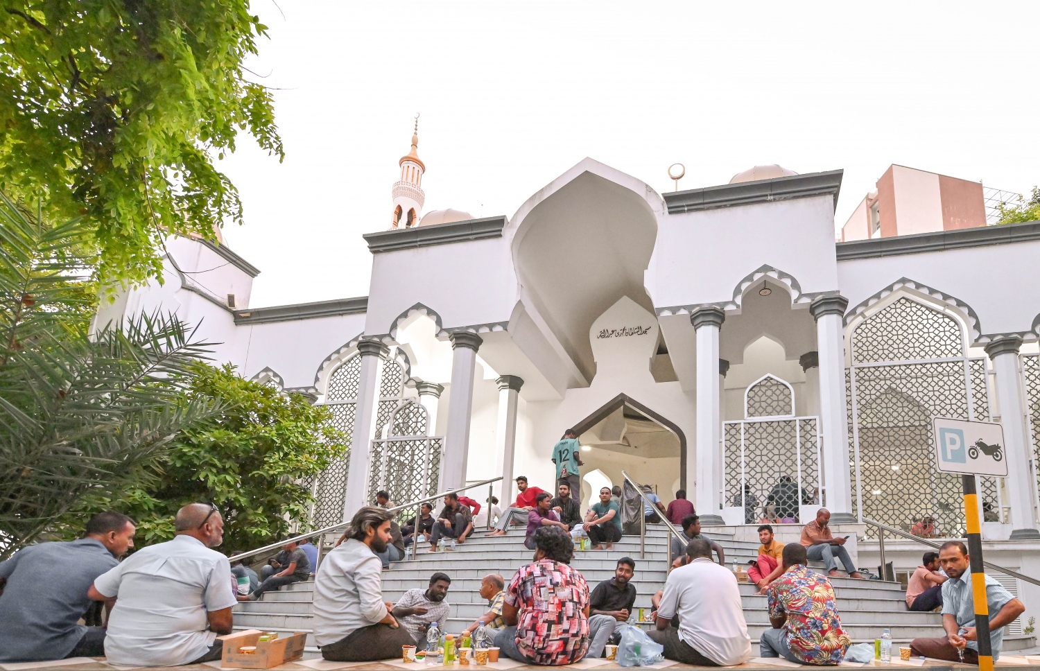 މާލޭގެ މިސްކިތެއްގައި ރޯދަ ވީއްލުމަށް ބަޔަކު ތައްޔާރު ވަނީ: މިސްކިތްތަކަށް ރޯދަ ވީއްލަންދާ މީހުންގެ ތެރޭގައި ގިނައީ ބިދޭސީން.--- ފޮޓޯ: ނިޝާން އަލީ | މިހާރު