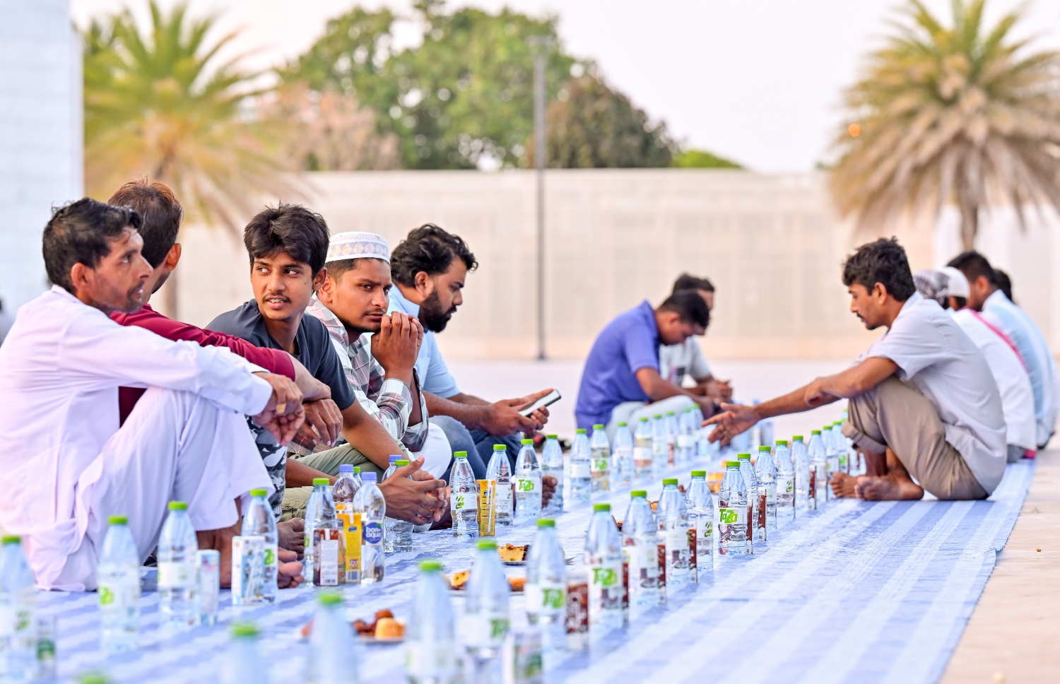 އްޖޭގައި މަސައްކަތްކުރާ ބިދޭސީ މަސައްކަތްތެރިން ސަލްމާން މިސްކިތުގެ ގޯތިތެރޭގައި ރޯދަ ވީއްލަން ތައްޔާރު ވެގެން. ރަމަޟާން މަހު މިސްކިތްތަކަށް ރޯދަ ވީއްލަންދާ މީހުންގެ ތެރެއިން ގިނައީ ބިދޭސީން.--- ފޮޓޯ: ނިޝާން އަލީ | މިހާރު