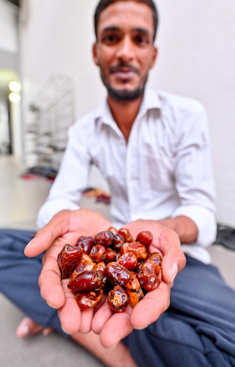 މާލޭގެ މިސްކިތެއްގައި ރޯދަ ވީއްލަން ބިދޭސީއަކު ތައްޔާރު ވަނީ: ރަމަޟާން މަހު މިސްކިތްތަކަށް ރޯދަ ވީއްލަންދާ މީހުންގެ ތެރެއިން ގިނައީ ބިދޭސީން --- ނިޝާން އަލީ | މިހާރު