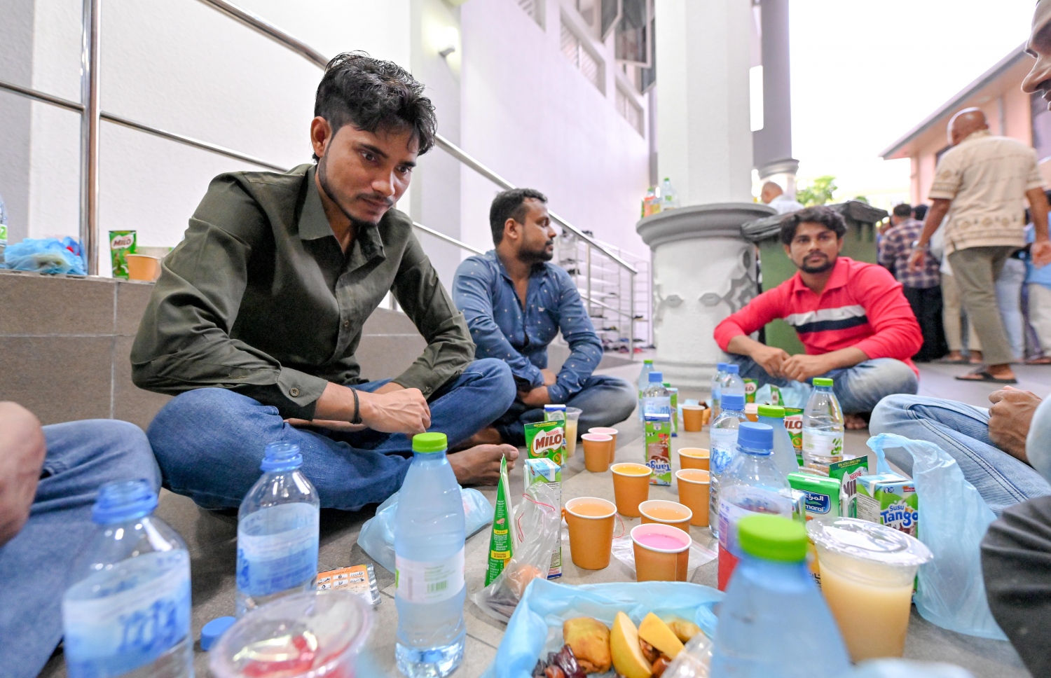 ބިދޭސީން ރޯދަ ވީއްލަން ކާއްޗެހި ނަގައިގެން، މަޣުރިބު ނަމާދަށް ބަންގި ގޮވާނެ ވަގުތެއްގެ އިންތިޒާރުގައި.--- ފޮޓޯ: ނިޝާން އަލީ | މިހާރު