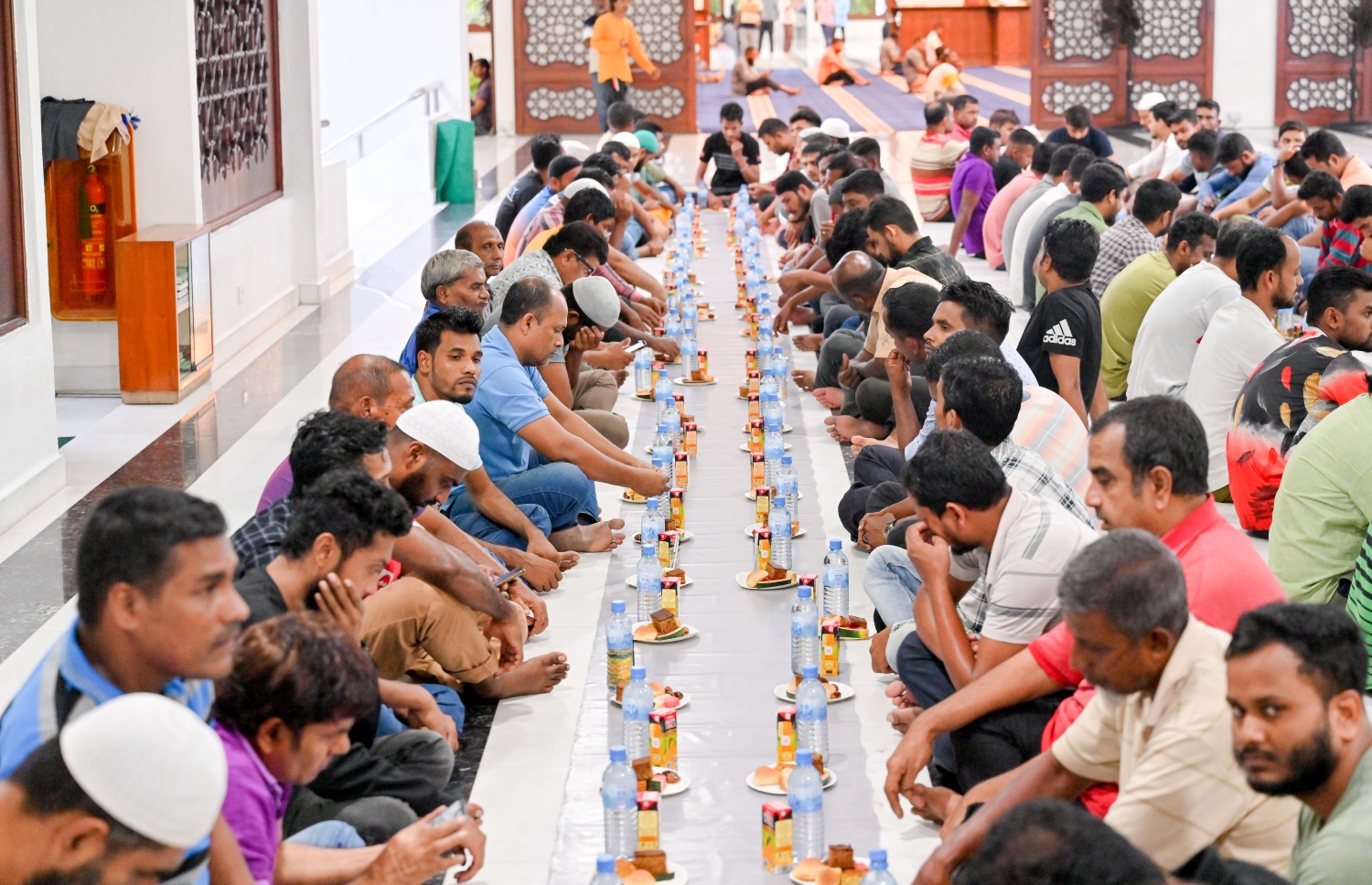 ރާއްޖޭގައި މަސައްކަތްކުރާ ގިނަ އަދަދެއްގެ ބިދޭސީ މަސައްކަތްތެރިން އިސްލާމީ މަރުކަޒުގެ ގޯތިތެރޭގައި ރޯދަ ވީއްލަން ތައްޔާރު ވެގެން، ރަމަޟާން މަހު މިސްކިތްތަކަށް ރޯދަ ވީއްލަންދާ މީހުންގެ ތެރެއިން ގިނައީ ބިދޭސީން.--- ފޮޓޯ: ނިޝާން އަލީ | މިހާރު