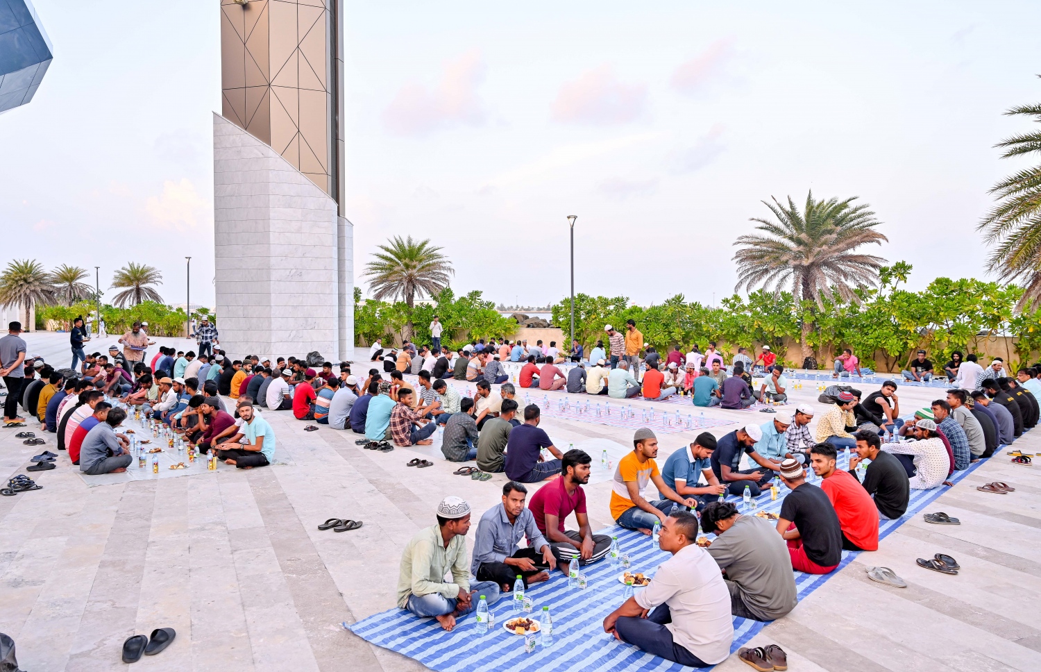 ސަލްމާން މިސްކިތުގައި ރޯދަ ވީއްލުމަށް ބަޔަކު ތައްޔާރު ވަނީ، މިސްކިތްތަކަށް ރޯދަ ވީއްލަންދާ މީހުންގެ ތެރެއިން ގިނައީ ބިދޭސީން--. ފޮޓޯ: ނިޝާން އަލީ | މިހާރު