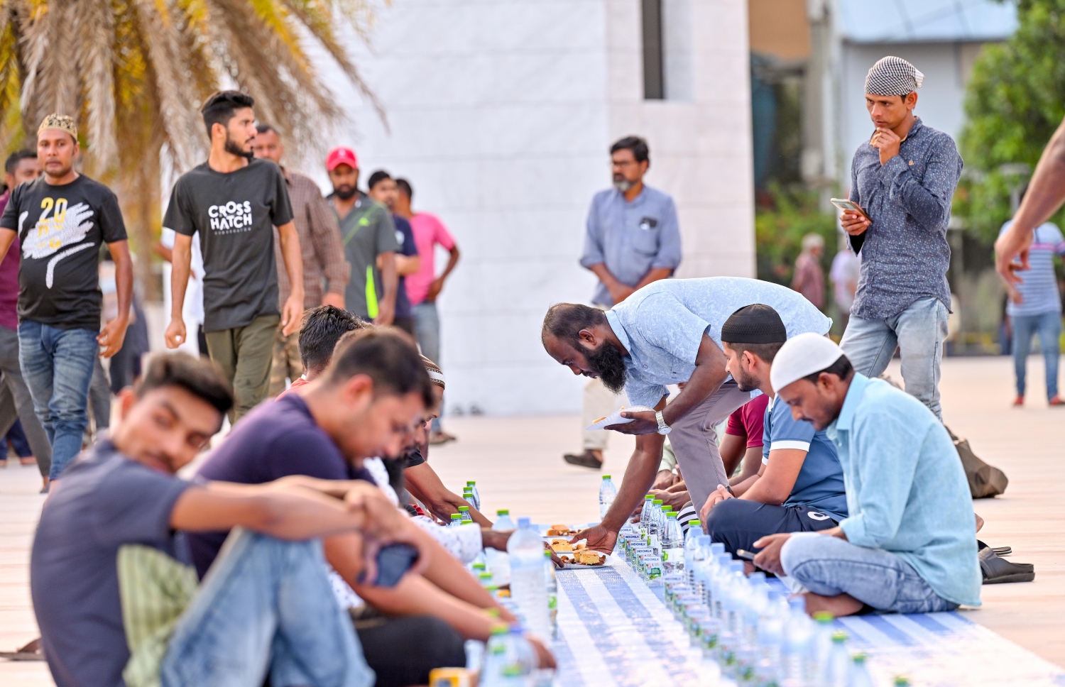 އްޖޭގައި މަސައްކަތްކުރާ ގިނަ އަދަދެއްގެ ބިދޭސީ މަސައްކަތްތެރިން ސަލްމާން މިސްކިތުގެ ގޯތިތެރޭގައި ރޯދަ ވީއްލަން ތައްޔާރު ވެގެން.--- ފޮޓޯ: ނިޝާން އަލީ | މިހާރު