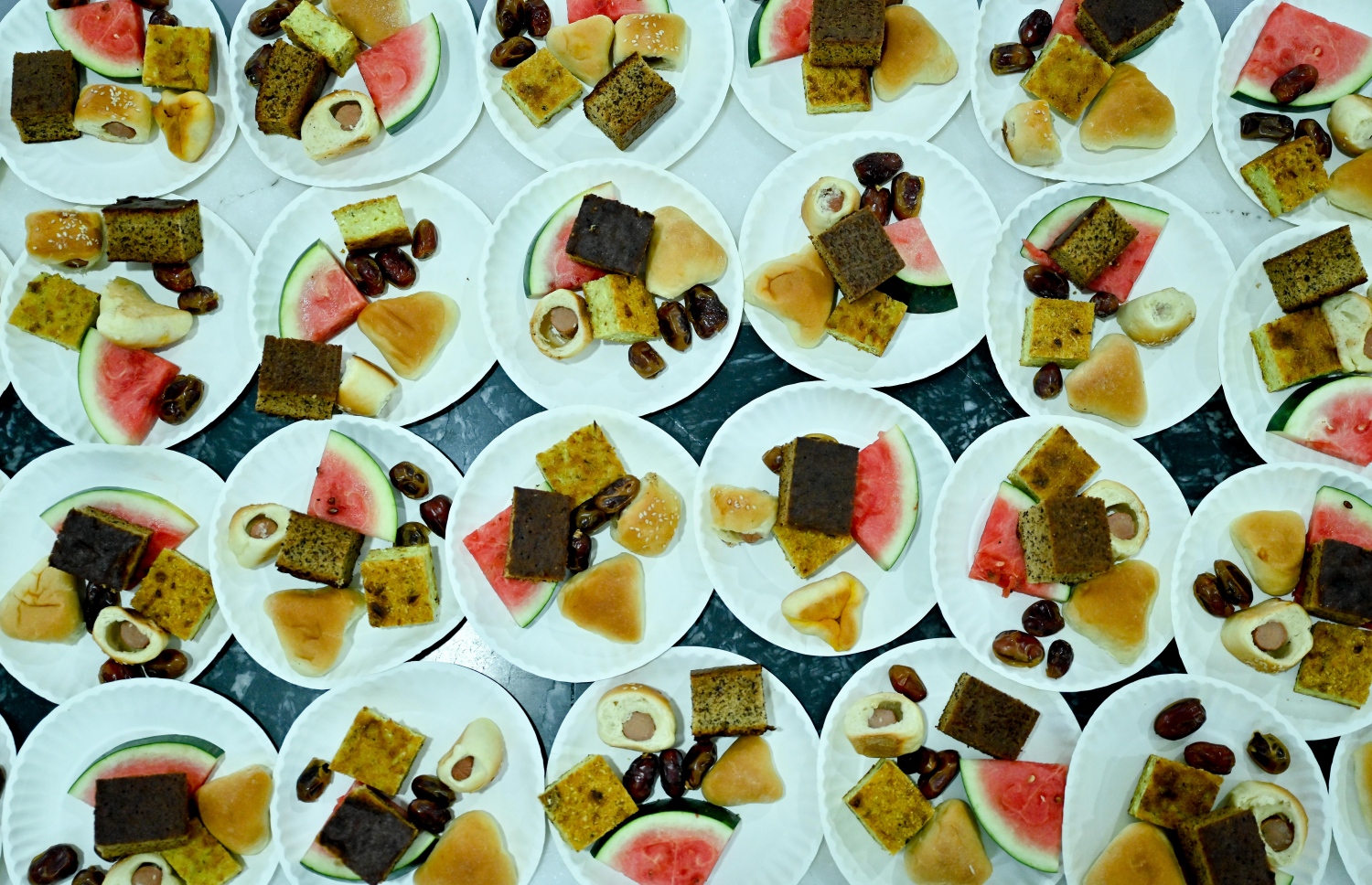 ރޯދަ ވީއްލުމަށް ބޭނުންނާވެ ބައެއް ކާއެއްޗެހި އިސްލާމީ މަރުކަޒުގެ ގޯތިތެރޭގައި އަތުރާލާފައި.--- ފޮޓޯ: ނިޝާން އަލީ | މިހާރު