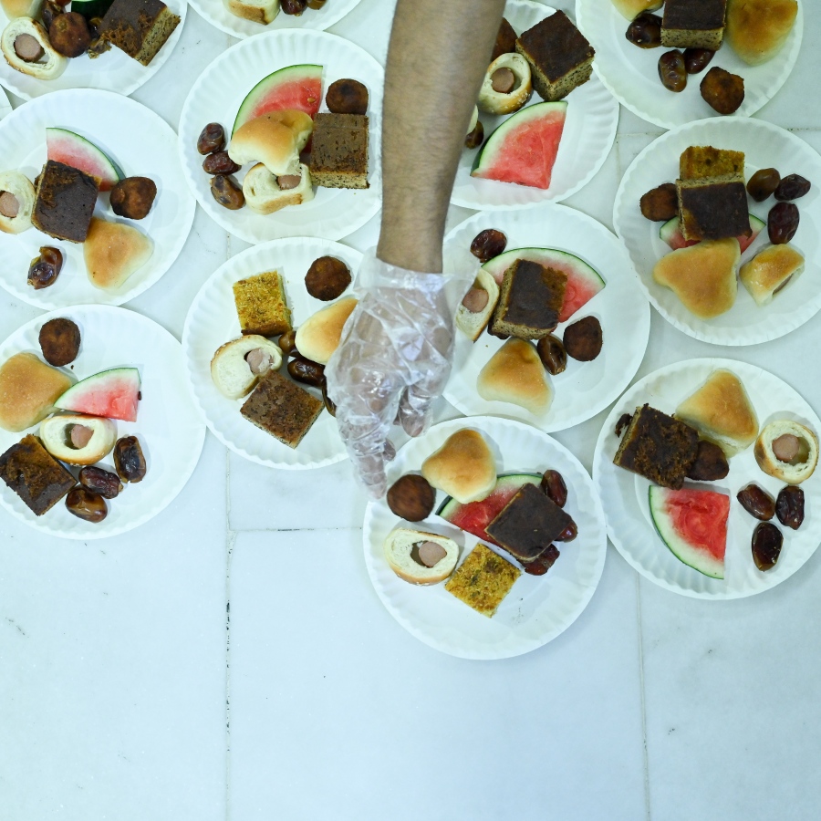 ރޯދަ ވީއްލުމަށް ބޭނުންނާވެ ބައެއް ކާއެއްޗެހި އިސްލާމީ މަރުކަޒުގެ ގޯތިތެރޭގައި އަތުރާލާފައި.--- ފޮޓޯ: ނިޝާން އަލީ | މިހާރު