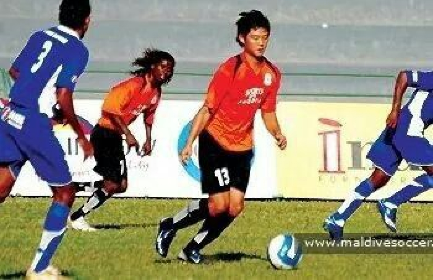 ސަންގް މޯ، ރާއްޖޭގައި ކުޅުނު ސީޒަންގައި ބޯޅަ ހިފައިގެން ކުރިއަށް ދާން މަސައްކަތް ކުރަނީ --- ފޮޓޯ: މޯލްޑިވްސް ސޮކާ