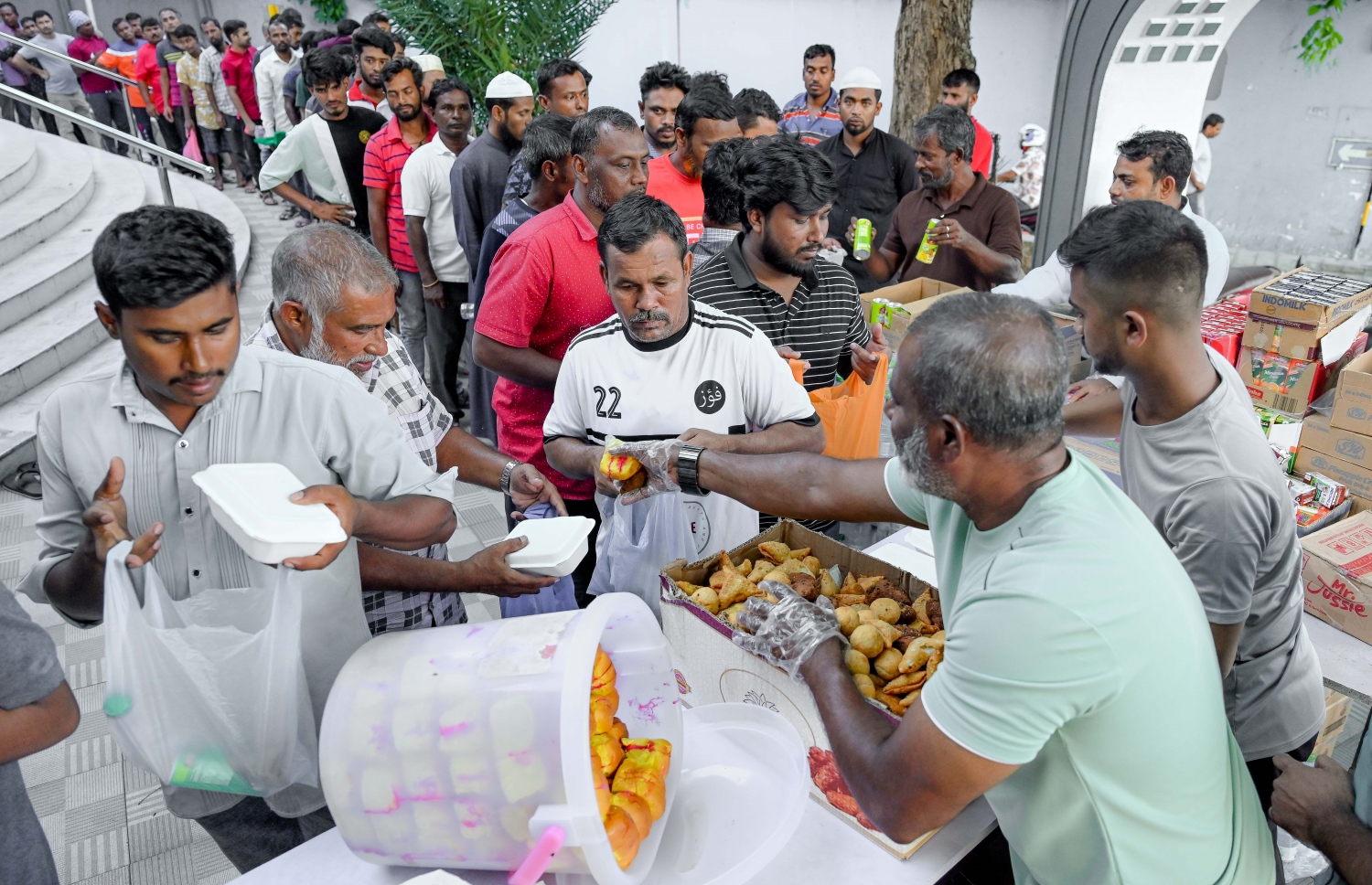 ރޯދަ ވީއްލަން ދިޔަ ބަޔަކަށް ވިޔަފާރިވެރިންގެ މިސްކިތުން ހެދިކާ އާއި ޖޫސް ބަހަނީ: ރޯދަ ވީއްލަން ބޭނުންވާ ކާބޯތަކެތި މިސްކިތްތަކަށް ހަދިޔާކުރަނީ ވިޔަފާރިވެރިންނާއި ހެޔޮ އެދޭ އަމިއްލަ މީސްމީހުން.--- ފޮޓޯ؛ ނިޝާން އަލީ | މިހާރު