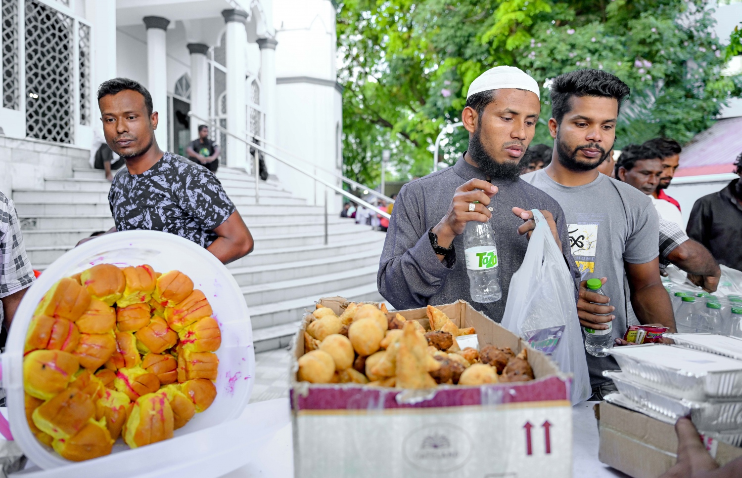 ރޯދަ ވީއްލަން ދިޔަ ބަޔަކަށް ފުރުގާން މިސްކިތުން ހެދިކާ އާއި ޖޫސް ބަހަނީ: ރޯދަ ވީއްލަން ބޭނުންވާ ކާބޯތަކެތި މިސްކިތްތަކަށް ހަދިޔާކުރަނީ ވިޔަފާރިވެރިންނާއި ހެޔޮ އެދޭ އަމިއްލަ މީސްމީހުން.--- ފޮޓޯ؛ ނިޝާން އަލީ | މިހާރު