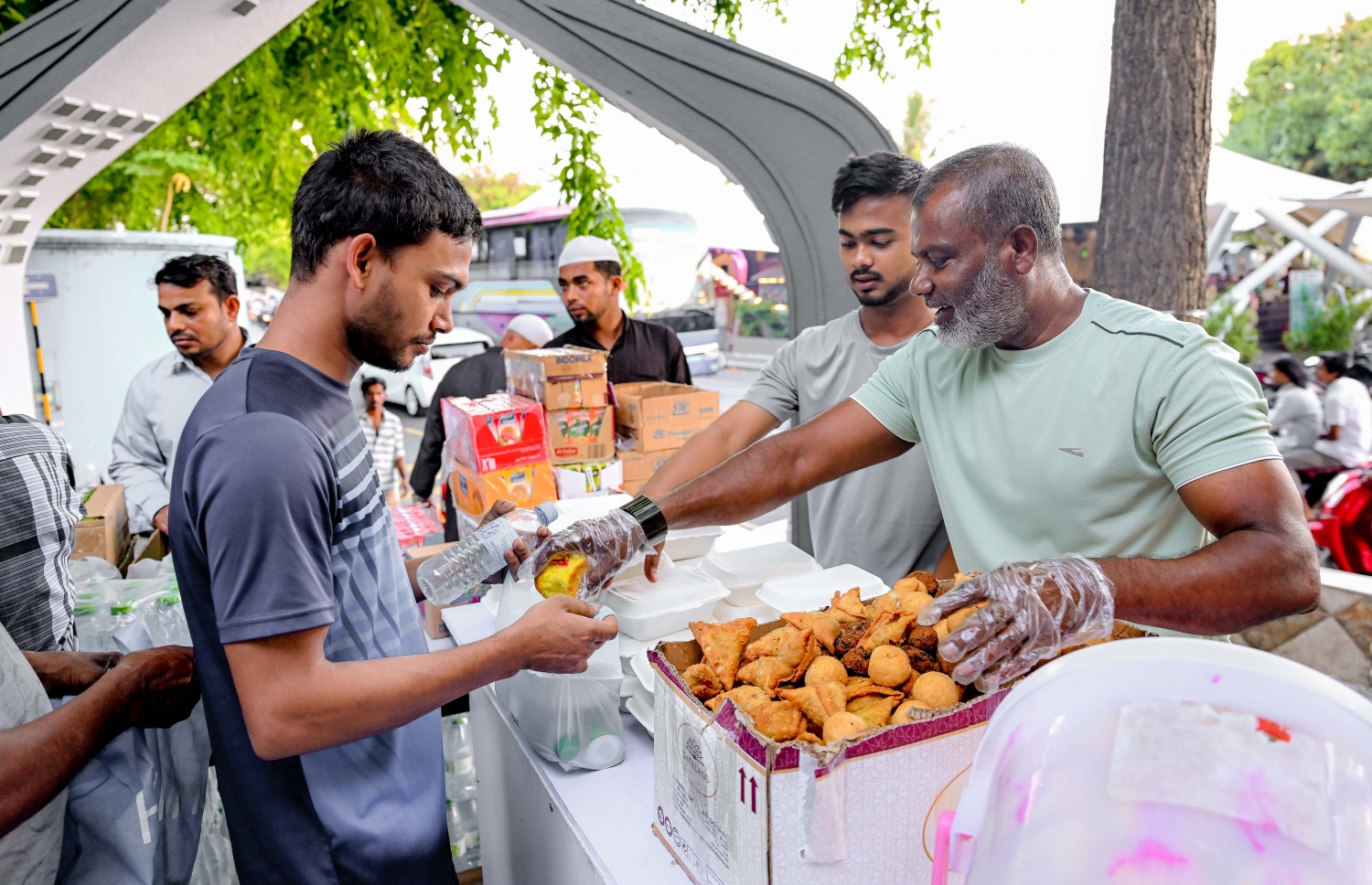 ރޯދަ ވީއްލަން ދިޔަ ބަޔަކަށް ވިޔަފާރިވެރިންގެ މިސްކިތުން ހެދިކާ އާއި ޖޫސް ބަހަނީ: ރޯދަ ވީއްލަން ބޭނުންވާ ކާބޯތަކެތި މިސްކިތްތަކަށް ހަދިޔާކުރަނީ ވިޔަފާރިވެރިންނާއި ހެޔޮ އެދޭ އަމިއްލަ މީސްމީހުން.--- ފޮޓޯ؛ ނިޝާން އަލީ | މިހާރު