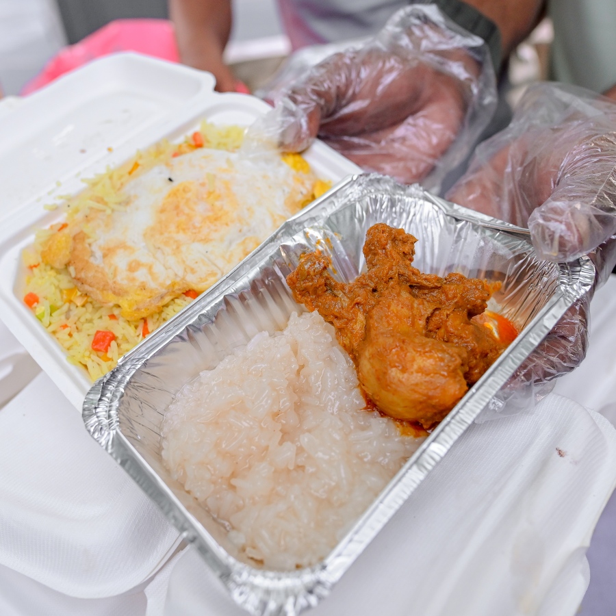 މާލޭގެ މިސްކިތަކުން ރޯދަ ވީއްލުމަށް ބޭނުންނާވެ ބައެއް ކާއެއްޗެހި ބަހަނީ: ރޯދަ ވީއްލަން ބޭނުންވާ ކާބޯތަކެތި މިސްކިތްތަކަށް ހަދިޔާކުރަނީ ވިޔަފާރިވެރިންނާއި ހެޔޮ އެދޭ އަމިއްލަ މީސްމީހުން.--- ފޮޓޯ؛ ނިޝާން އަލީ | މިހާރު