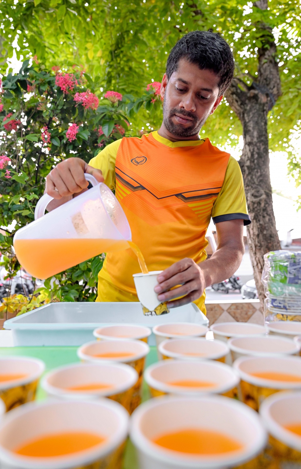 ރޯދަ ވީއްލުމަށް ބޭނުންނާވެ ޖޫސް މިސްކިތުގެ ގޯތިތެރޭގައި އަތުރާލާފައި.--- ފޮޓޯ: ނިޝާން އަލީ| މިހާރު