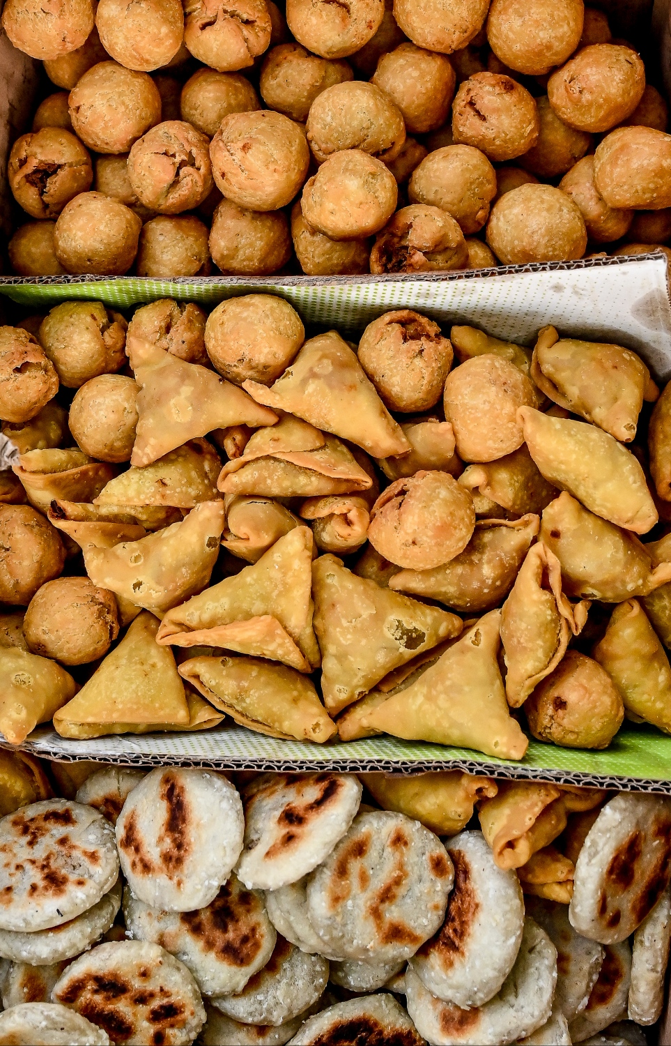 ރޯދަ ވީއްލުމަށް ބޭނުންނާވެ ބައެއް ކާއެއްޗެހި މިސްކިތުގެ ގޯތިތެރޭގައި އަތުރާލާފައި.  ރޯދަ ވީއްލަން ބޭނުންވާ ކާބޯތަކެތި މިސްކިތްތަކަށް ހަދިޔާކުރަނީ ފިހާރަތަކުންނާއި ހެޔޮ އެދޭ އަމިއްލަ މީސްމީހުން.--- ފޮޓޯ:ނިޝާން އަލީ | މިހާރު