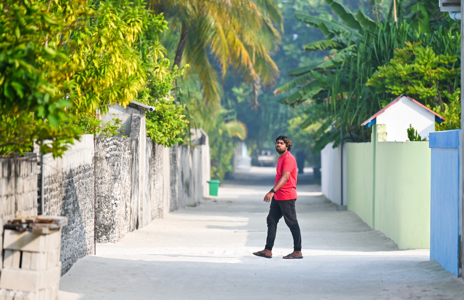 މަރޮށީގެ މަގަކުން މީހަކު ދަނީ: އާބާދީ އިތުރެއް ނުވޭ -- ފޮޓޯ: ފަޔާޒް މޫސާ/ މިހާރު