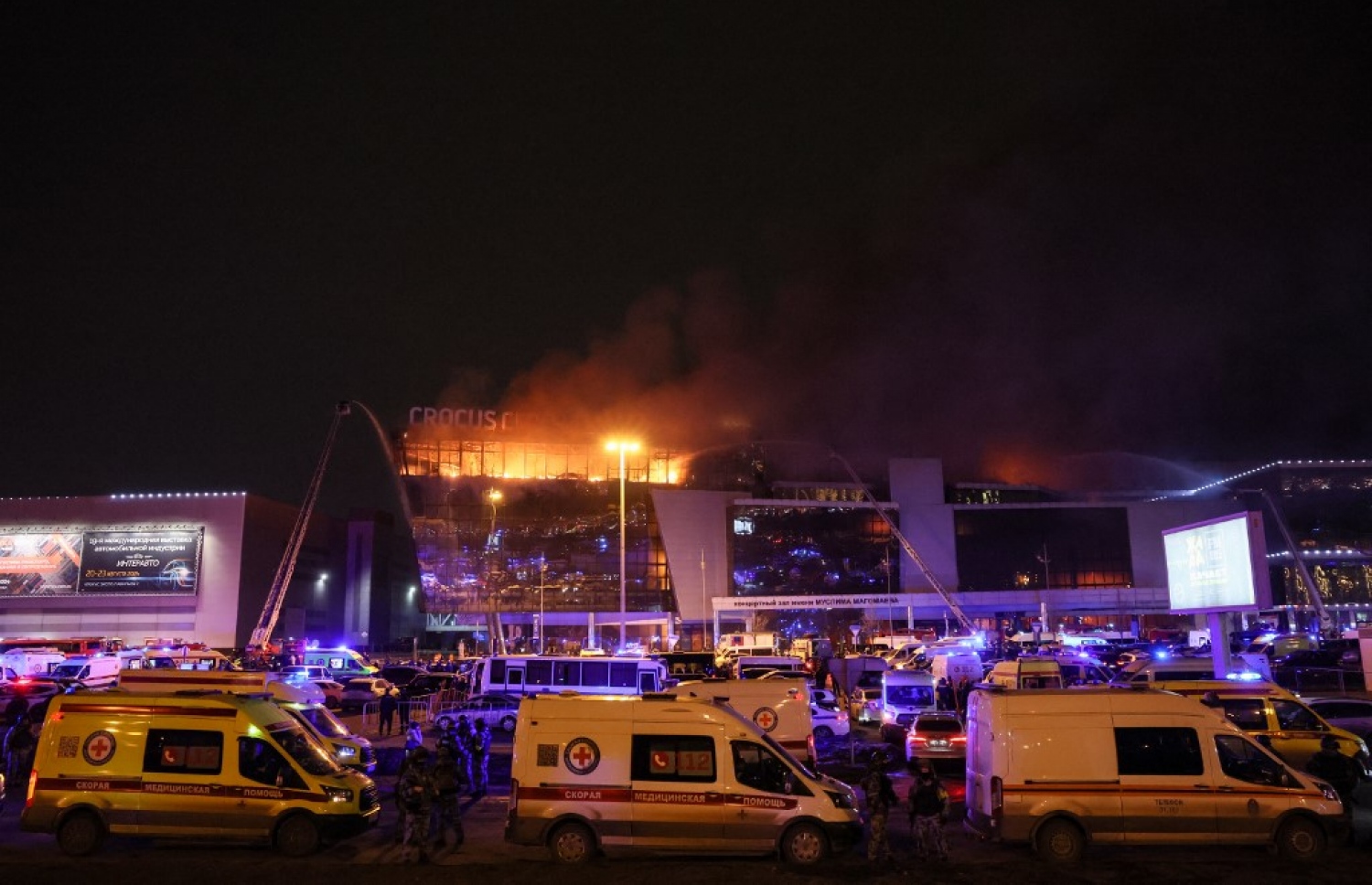 ރަޝިޔާގެ ކްރޮކަސް ސިޓީ ކޮންސަޓް ހޯލް ތެރޭގައި ދިން ހަމަލާތަކަށް ފަހު ރޯވެ އަނދާއިރު އެތަނުގެ ބޭރުގައި އިމަޖެންސީ ވެހިކަލްތައް މަޑުކޮށްގެން. -- ފޮޓޯ: އޭއެފްޕީ