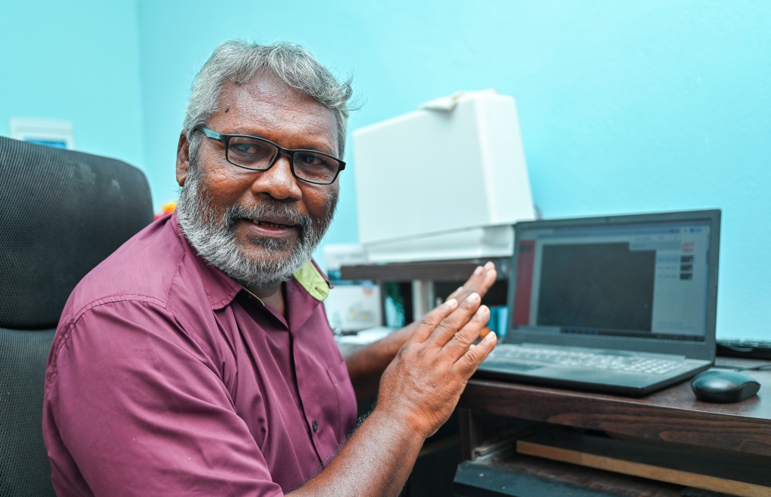 އީސަ، "މިހާރު" އަށް އިންޓަވިއުދެނީ.-- ފޮޓޯ: ފަޔާޒު މޫސާ/ މިހާރު