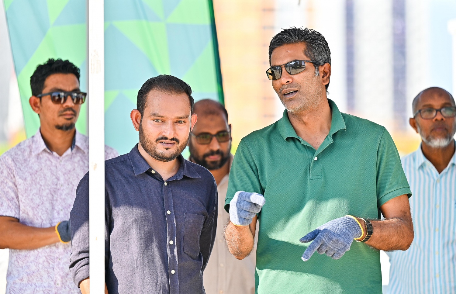 ބިންވެރިޔާ ސްކީމްގެ ދަށުން ދޫކޮށްފައިވާ ގޯތިތަކުގެ އިންފާރު ވަކިކުރުމުގެ މަސައްކަތް ފެށުމަށް މިއަދު ބޭއްވި ހަރަކާތުގައި އެ ކުންފުނީގެ އެމްޑީ ފަޒުލް ބައިވެރިވެވަޑައިގަންނަވަނީ. -- ފޮޓޯ: ފަޔާޒް މޫސާ | މިހާރު