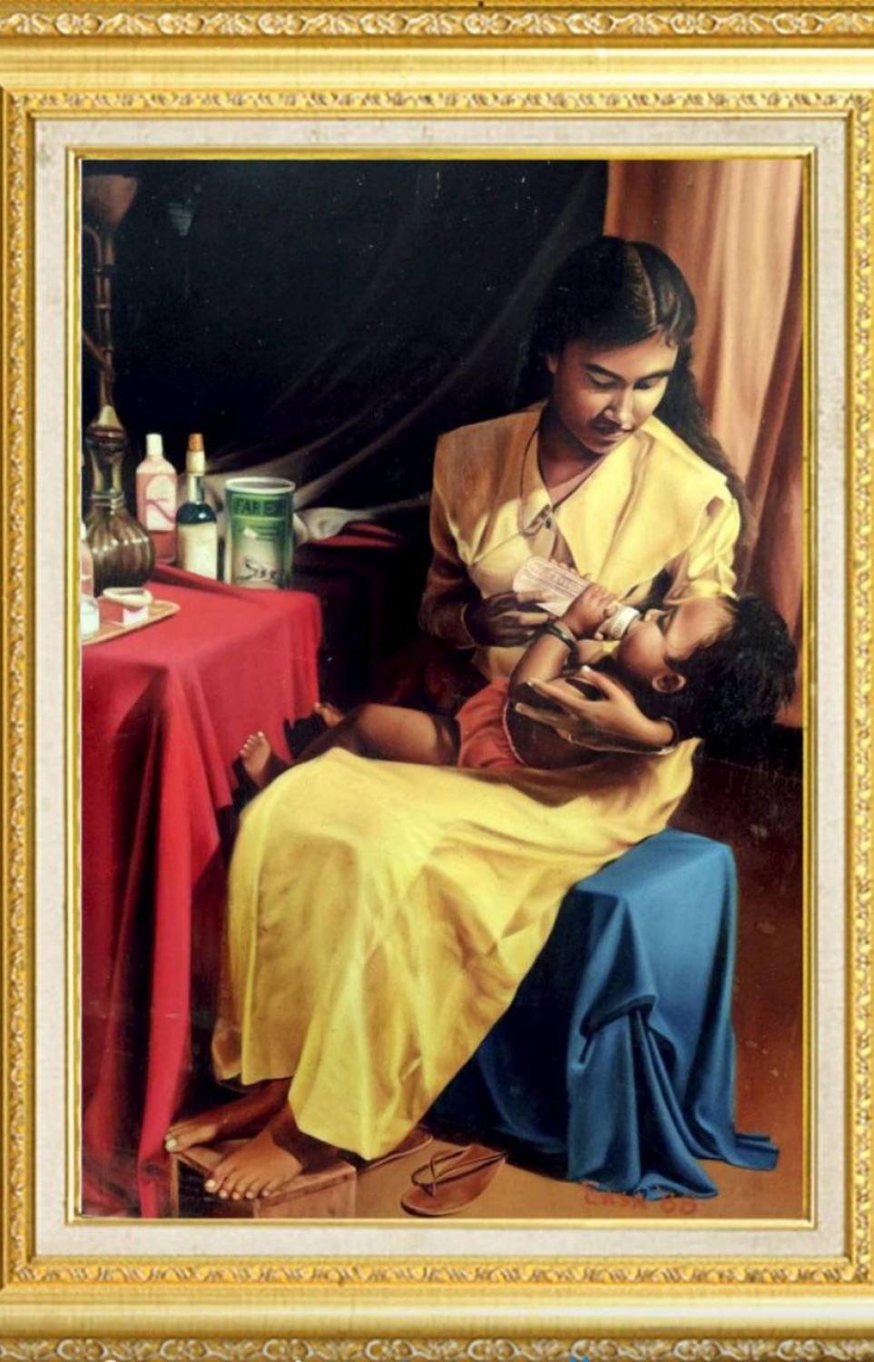 އީސަގެ ކުރީގެ އަންހެނުން، އެ ދެ މީހުންގެ ދޮށީ ފިރިހެން ދަރިފުޅު އުރާލައިގެން ހުއްޓައި ނަގާފައިވާ ފޮޓޯއެއް، އޭނާ އަމިއްލައަށް ކުރަހާފައި. މި ކުރެހުމަށް ގައުމީ ކުރެހުމުގެ މުބާރާތުން ވަނީ އެއް ވަނަ ލިބިފައި.