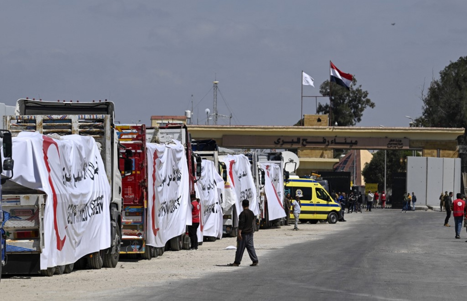 ރަފަހް ބޯޑަރު ކައިރީ މިސްރުގެ ރެޑް ކްރެސެންޓުގެ އެހީގެ ޓްރަކްތައް ގައްޒާއަށް ނުވަދެވި ކިއޫގައި. -- ފޮޓޯ: އޭއެފްޕީ