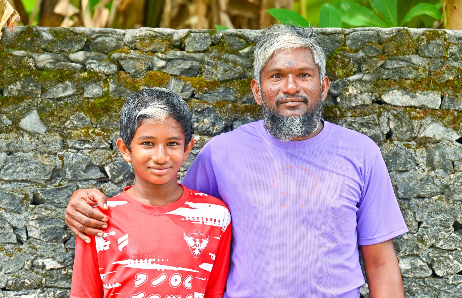 މުހައްމަދު ޝަފީގު، 37، އަދި އޭނަގެ 12 އަހަރުގެ ދަރިފުޅު ލޫތާއެކު. ޝަފީގުގެ ދެ ކުދިންނަށް ވެސް މިކަން ވާރުތަވެފައިވޭ.-- ފޮޓޯ: ފަޔާޒު މޫސާ/ މިހާރު