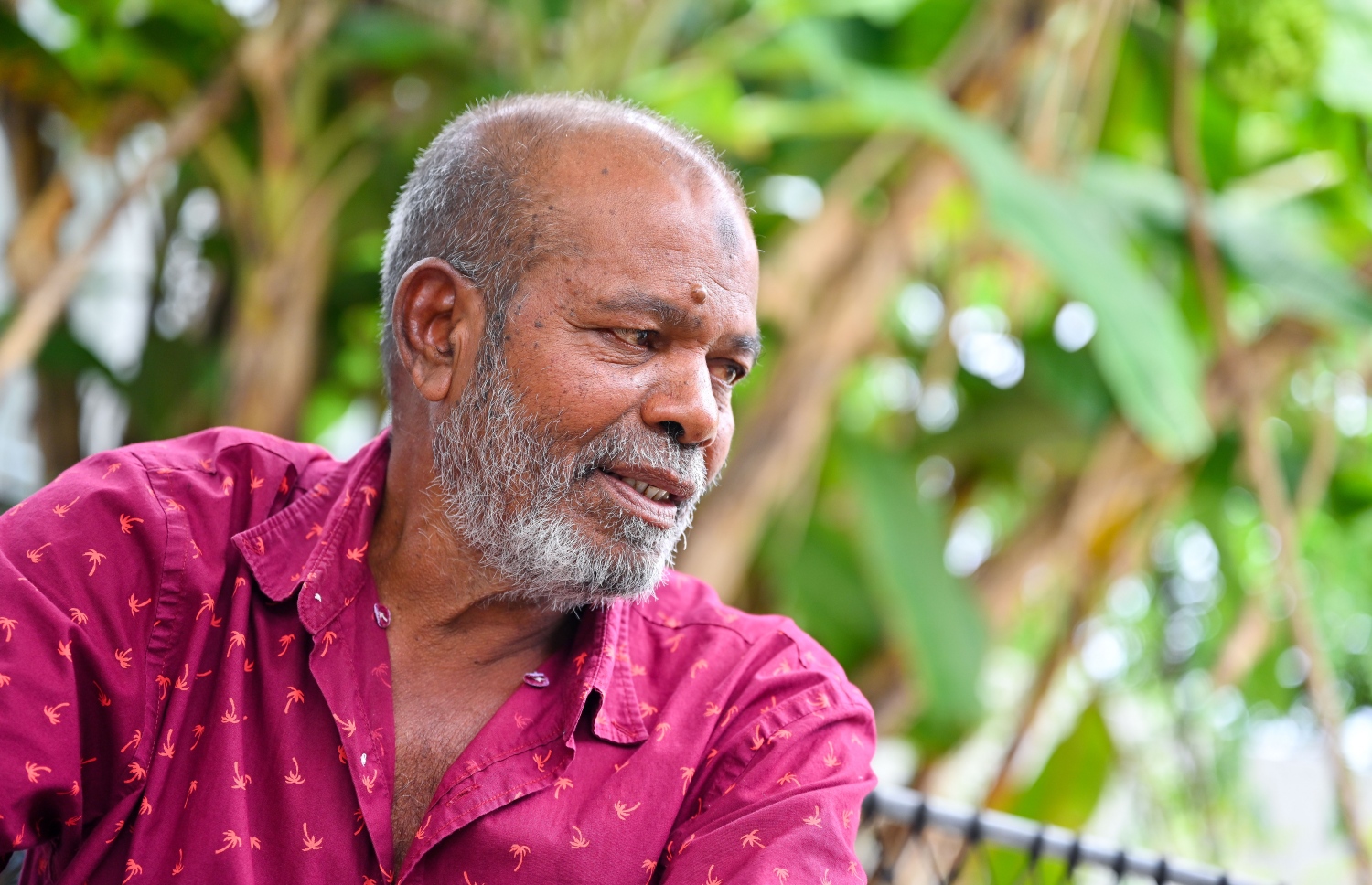 އީރާން-އިރާގު ހަނގުރާމާގައި ދިން ބޮމުގެ ހަމަލާއަކުް ސަލާމަތްވި ދިވެއްސެއް ކަމަށްވާ އަބްދުއްރަޝީދު މުހައްމަދު "މިހާރު" އާ ވާހަކަ ދައްކަނީ. -- ފޮޓޯ: ފަޔާޒް މޫސާ | މިހާރު