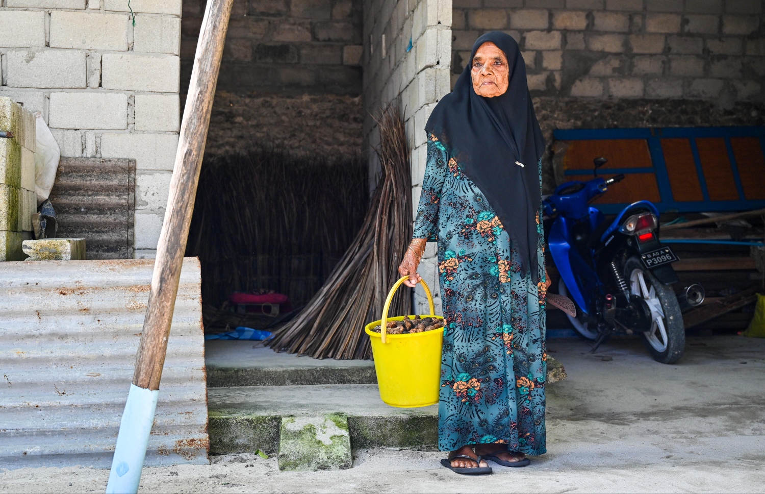 ށ. ޅައިމަގު، ރުގިއްޔާ އާދަމް: އޭނާގެ ފިރިމީހާ އާއި ހަ ކުދިންގެ ތެރެއިން ހަތަރު ކުދިން ވަނީ ނިޔާވެފައި.-- ފޮޓޯ: ފަޔާޒް މޫސާ | މިހާރު