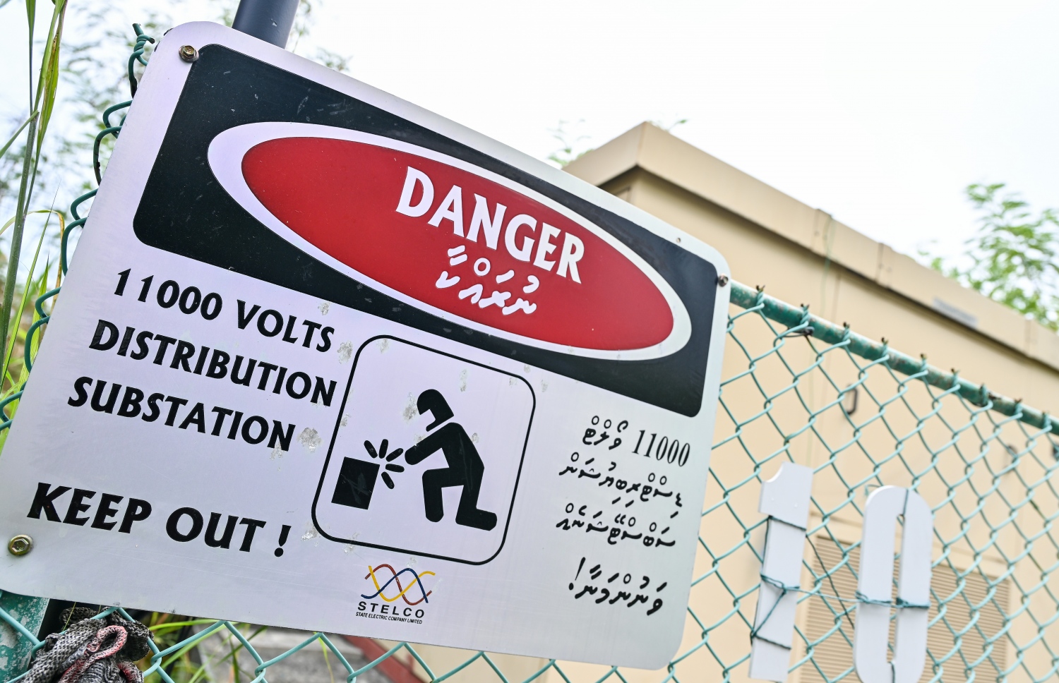 ހުޅުމާލެ 1 ގައި ފެންސު ޖަހާފައި ހުރި ޓްރާންސްފޯމަރެއް--ފޮޓޯ: ފަޔާޒް މޫސާ | މިހާރު