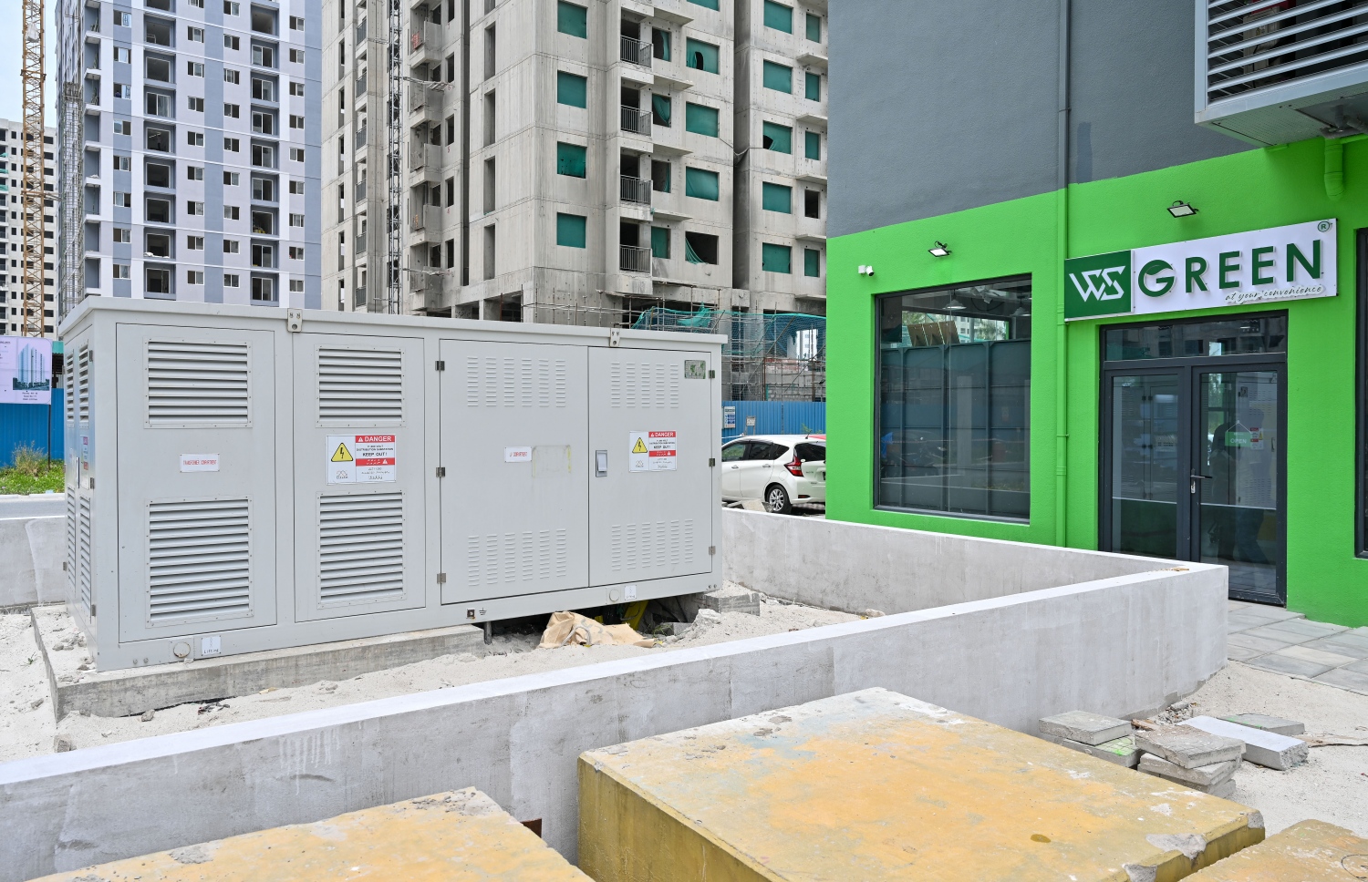 ހުޅުމާލެ 2 ގެ ޓަވަރުތަކަށް ކަރަންޓު ދިނުމަށް ބަހައްޓާފައި ހުންނަ ޓްރާންސްފޯމަރުތައް: އާންމުން ދިރިއުޅޭ ތަނުގެ ކައިރީ އެއްވެސް ރައްކާތެރިކަމުގެ ފިޔަވަޅެއް ނެތް--ފޮޓޯ: ފަޔާޒް މޫސާ | މިހާރު