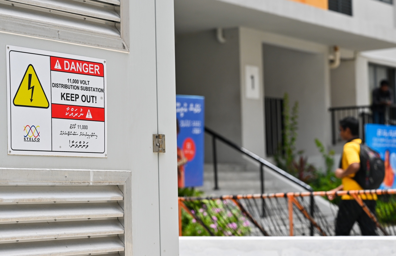 ހުޅުމާލެ 2 ގެ ޓަވަރުތަކަށް ކަރަންޓު ދިނުމަށް ބަހައްޓާފައި ހުންނަ ޓްރާންސްފޯމަރުތައް: އާންމުން ދިރިއުޅޭ ތަނުގެ ކައިރީ އެއްވެސް ރައްކާތެރިކަމުގެ ފިޔަވަޅެއް ނެތް--ފޮޓޯ: ފަޔާޒް މޫސާ | މިހާރު