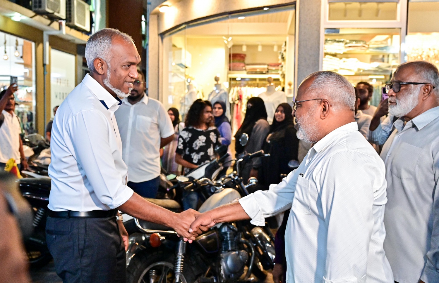 ރައީސް މުއިއްޒު، ޕީއެންސީގެ ޓިކެޓުގައި މައްޗަންގޮޅި މެދުދާއިރާގެ ކެންޑިޑޭޓް ޒަމީރުއާ މިރޭ ސަލާން ކުރައްވަނީ.---ފޮޓޯ: ފަޔާޒު މޫސާ| މިހާރު