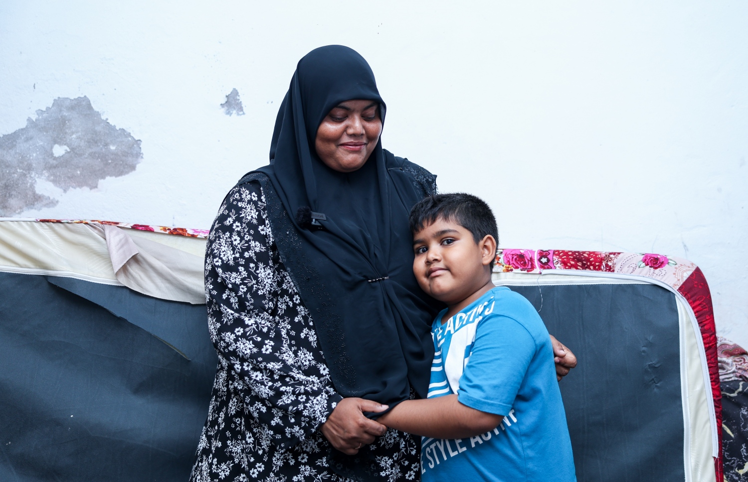 ހައްޖަ އޭނާގެ ދަރިފުޅު ސަލްމާންއާ އެކު: ޑިވައިސެއްގެ އެހީގައި، ދަރިފުޅު ބަލާ ސްކޫލް ދޮށަށް ވެސް ހައްޖަ ދޭ. -- ފޮޓޯ: ފަޔާޒް މޫސާ | މިހާރު