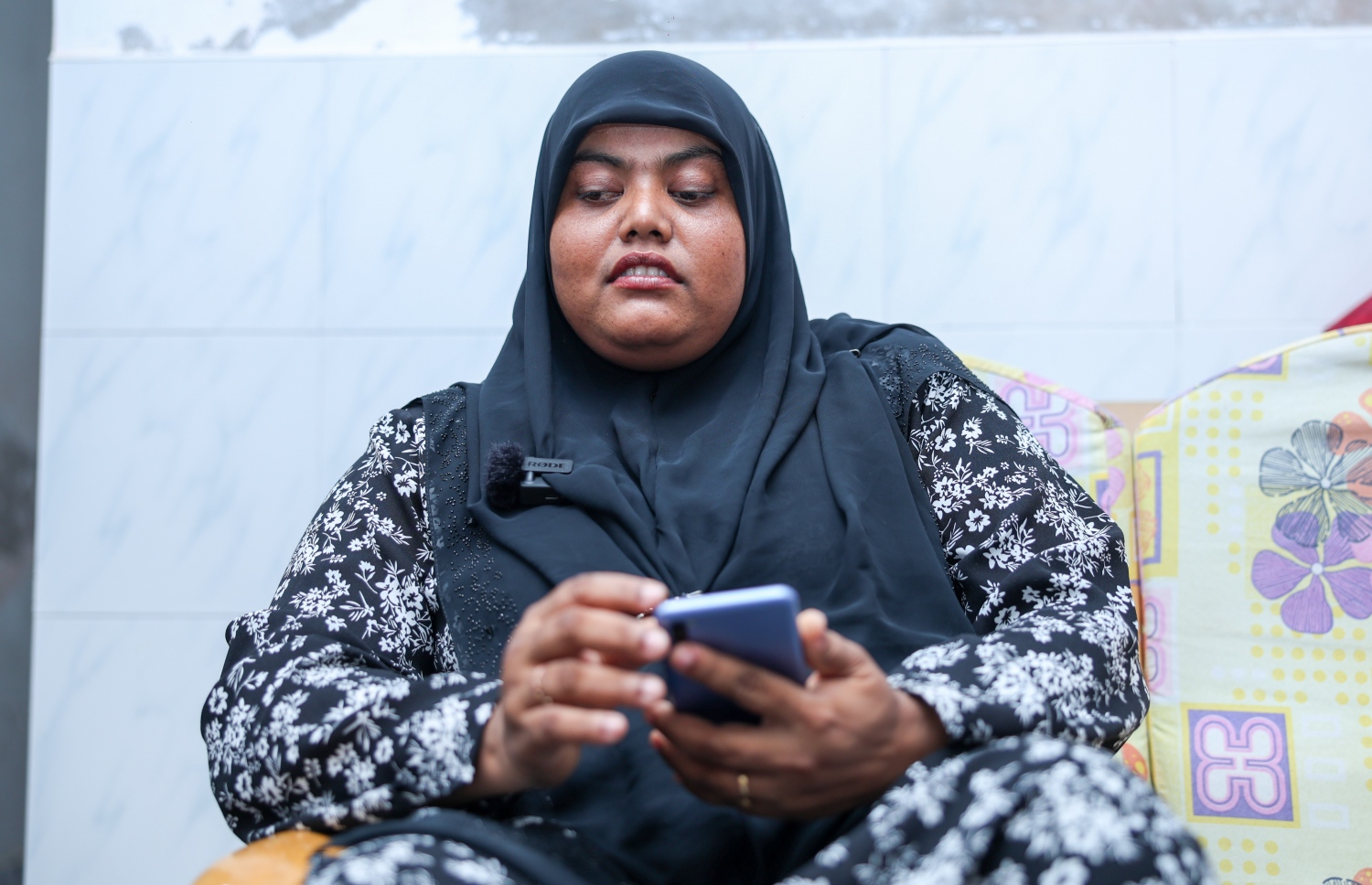 ހައްޖަ ފޯނާ ކުޅެނީ. ފޯނު ގެންގުޅެނީ ލޯފަން މީހުންނަށް ހާއްސަ އެޕްލިކޭޝަނެއް އަޅައިގެން. -- ފޮޓޯ: ފަޔާޒް މޫސާ | މިހާރު