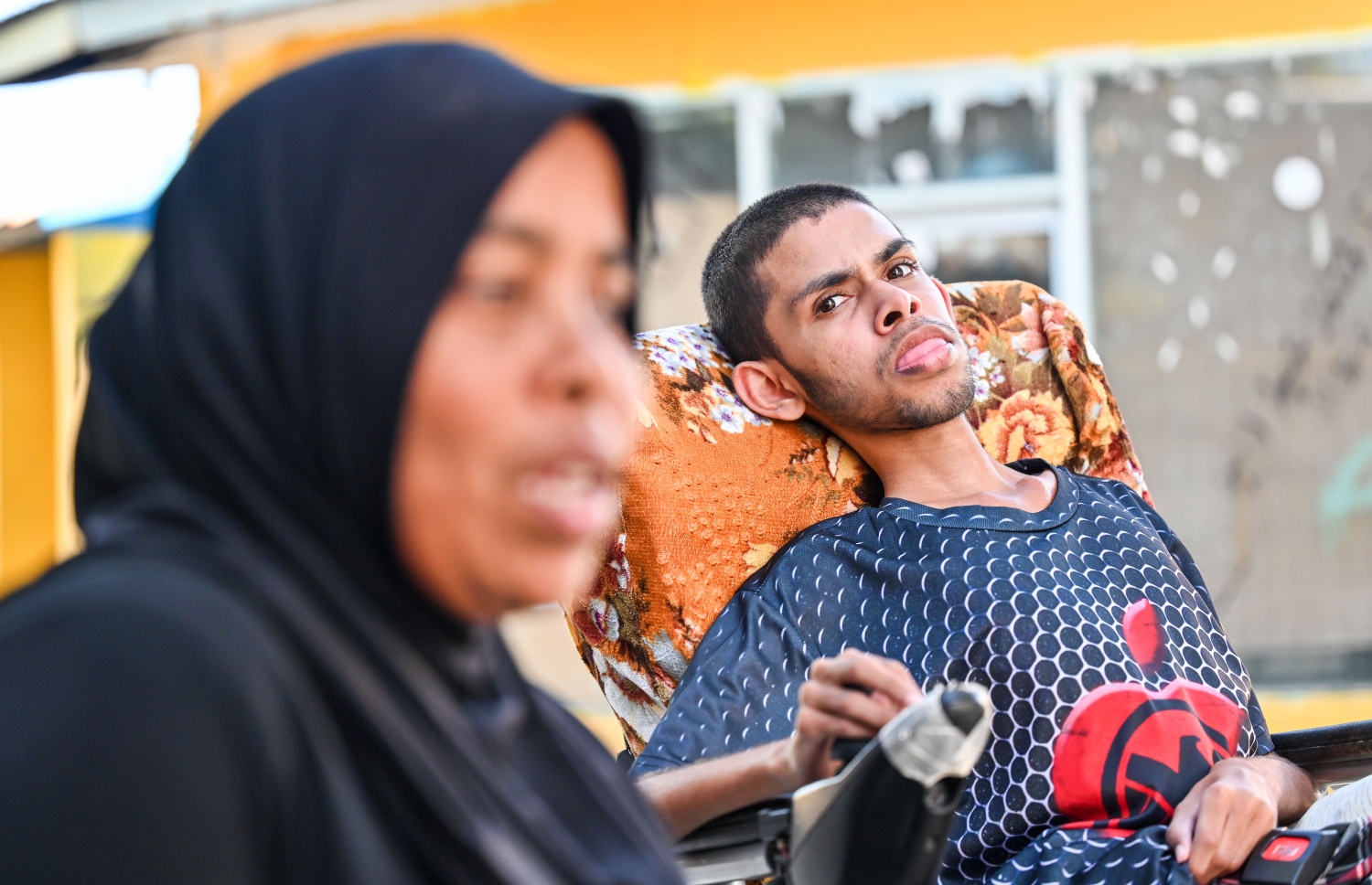 ޒަމީނާ ވާހަކަދައްކާއިރު، ޒަޔާން އަޑުއަހަނީ.-- ފޮޓޯ: ފަޔާޒު މޫސާ/ މިހާރު