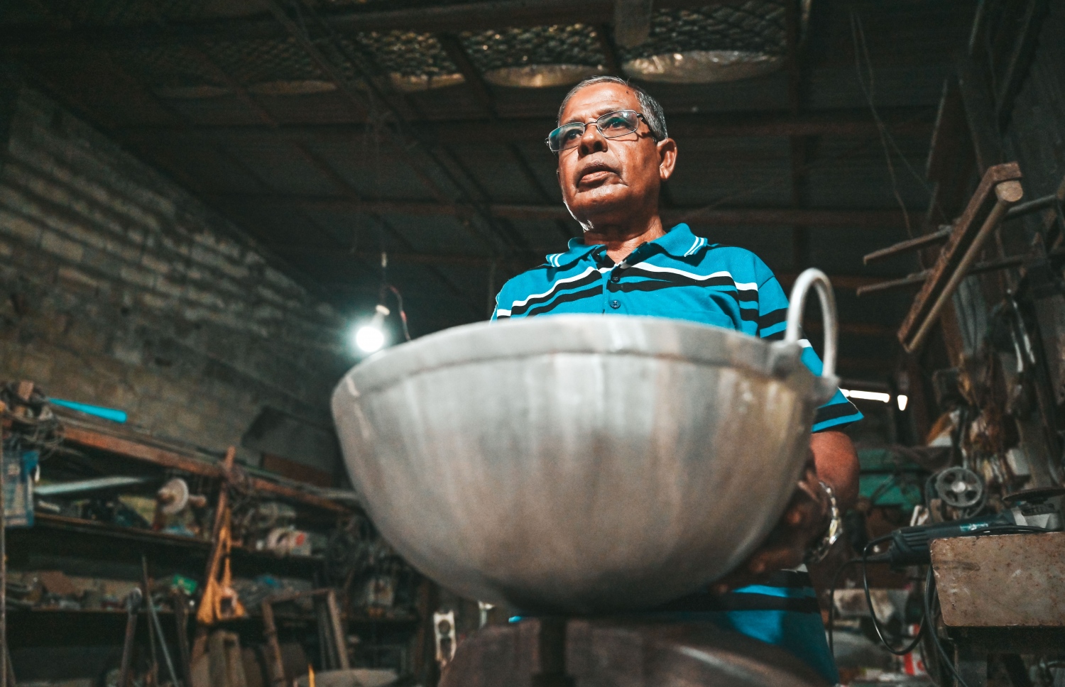 ކަނބުރުގޭގައި އަބްދުއްސަމަދު މަސައްކަތާ ބެހޭގޮތުން މައުލޫމާތު ދެނީ: އެންމެ ގިނައިން އޯޑަރު ލިބެނީ އއ. އަތޮޅުން. ބައެއް ފަހަރަށް 20 ތާސް ވެސް އެއްފަހަރާ ފޮނުވަން ޖެހޭ. އެންމެ ބޮޑު ތާހެއް ވިއްކަނީ 2,600 ރުފިޔާއަށް.