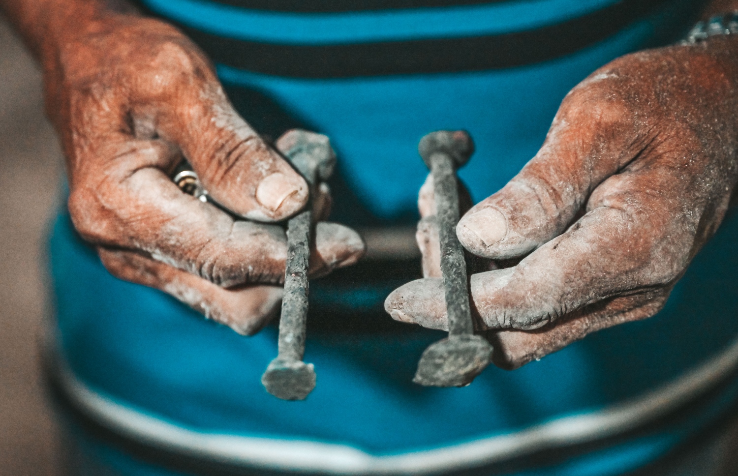 އަބްދުއްސަމަދު ހަދާފައި ހުރި ކަބީލާތަކެއް ދައްކާލަނީ: އަތުން ދަމާ ގިރުނބާ ބޭނުންކުރި އިރު މަސައްކަތް ލަސްވެފައި އުނދަގޫ. ގިރުނބާ ބޭނުންކޮށްގެން ކަބީލާ އެޅިއިރު އެއް އޮޑިއަށް އެންމެ ގިނައިން އެޅީ 11 ހަންދަރުގެ (ގާތްގަނޑަކަށް 500 ކިލޯގެ) ކަބީލާ. އެ ކަބީލާ އެޅީ އެލިޔާ، އަލީ އަބްދުﷲ އޮޑިއަކަށް ކަމަށް އޭނާ ބުނޭ.