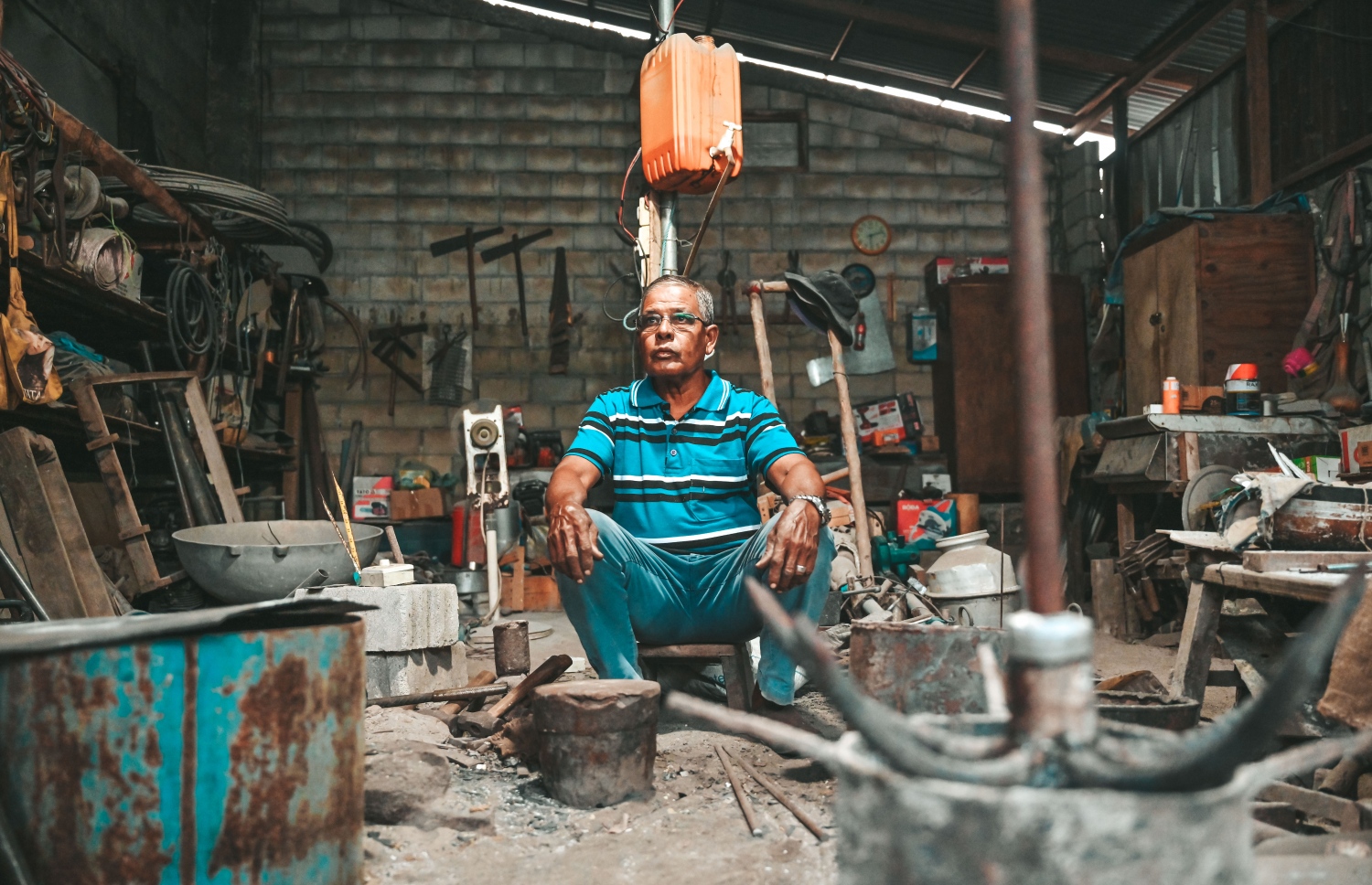 އަބްދުއްސަމަދު ހުސެއިން ކަނބުރުގޭގައި: އޭރުގެ ކަނބުރުވެރިކަމާއި މިހާރު އޭނާ މި މަސައްކަތް ކުރާ ގޮތަށް ވަރަށް ބޮޑަށް ތަފާތު. ބިމަށް މުޑި ޖަހައިގެން ފަންގަނޑަކުން ހިޔާކޮށްގެން ފެށިޔަސް މިހާރު އޭނާގެ ކަނބުރުގެއަކީ ޒަމާނީ ތަނެއް. ބްލޯވަރު ގުޅައިގެން މަސައްކަތް ކުރަނީ ކަރަންޓުން.
އެކި ތައްގަނޑުތައް ހަދާފައި ހުންނައިރު ގަޔަށް އަޅި ނުބުރާ ގޮތަށް ބޭނުންވާ އެއްޗެއް ވިރުވައި ނިންމާލެވޭ. ނަގިލި ވެސް ބޭނުން ސައިޒަކަށް ހަދައިދޭ.