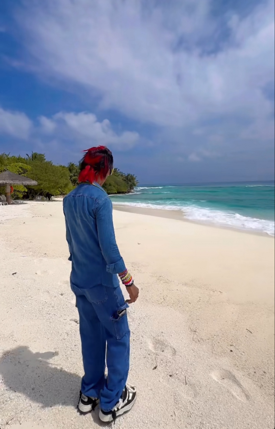 އިންޑިއާގެ މަޝްހޫރު ޑޮލީ ޗައިވާލާ، އަދާރަން ހުދުރަންފުށީ ރިސޯޓުގެ ބީޗުގައި.