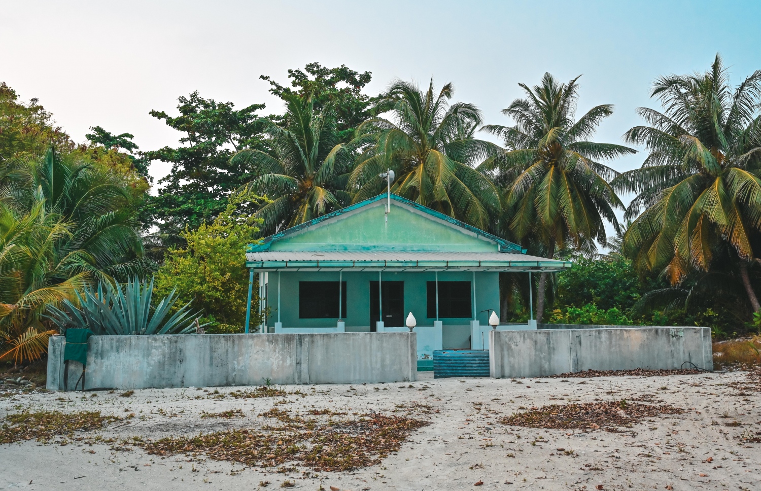 ށ. ނަލަންދޫގައި ހުންނަ މިސްކިތް: މި ރަށުގައި ކަރަންޓާއި ނަރުދަމާގެ ބޮޑު ނެޓްވޯކެއް ވަނީ އަޅައިފައި.-- ފޮޓޯ: ފަޔާޒް މޫސާ | މިހާރު